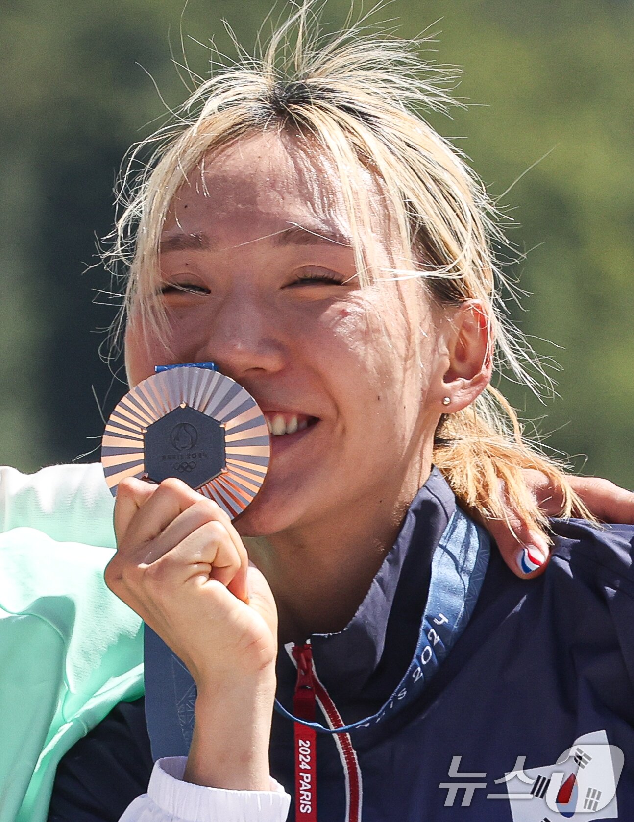 본문 이미지 - 대한민국 근대5종 대표팀 성승민이 11일 오전(한국시간) 프랑스 파리 베르사유 궁전에서 진행된 2024 파리올림픽 근대5종 시상식에서 동메달에 입맞추며 포즈를 취하고 있다. 2024.8.11/뉴스1 ⓒ News1 박정호 기자