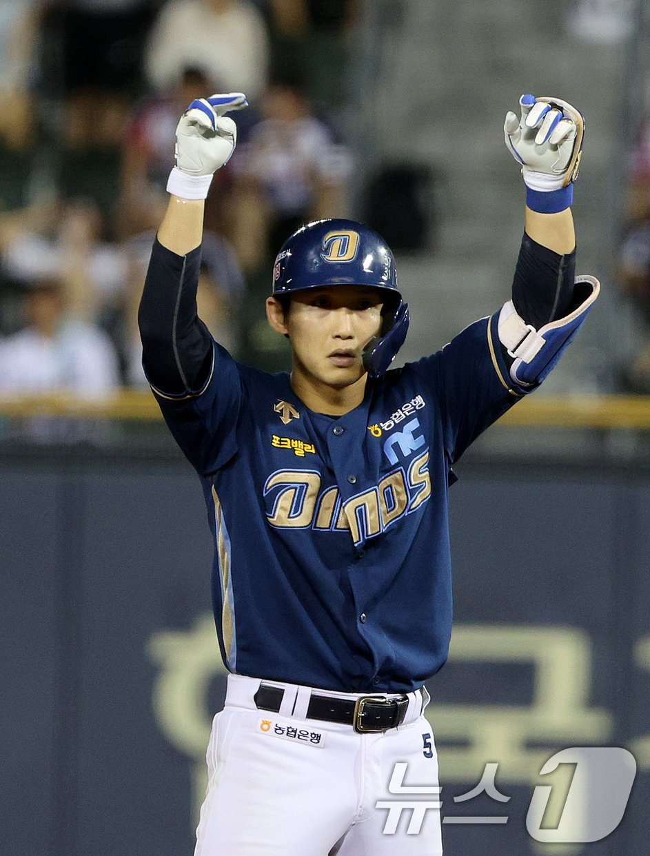 본문 이미지 - 11일 오후 서울 송파구 잠실야구장에서 열린 '2024 신한 SOL 뱅크 KBO리그' NC다이노스와 LG 트윈스의 경기 9회초 NC 공격 선두타자 서호철이 2루타로 출루하고 있다. 2024.8.11/뉴스1 ⓒ News1 장수영 기자