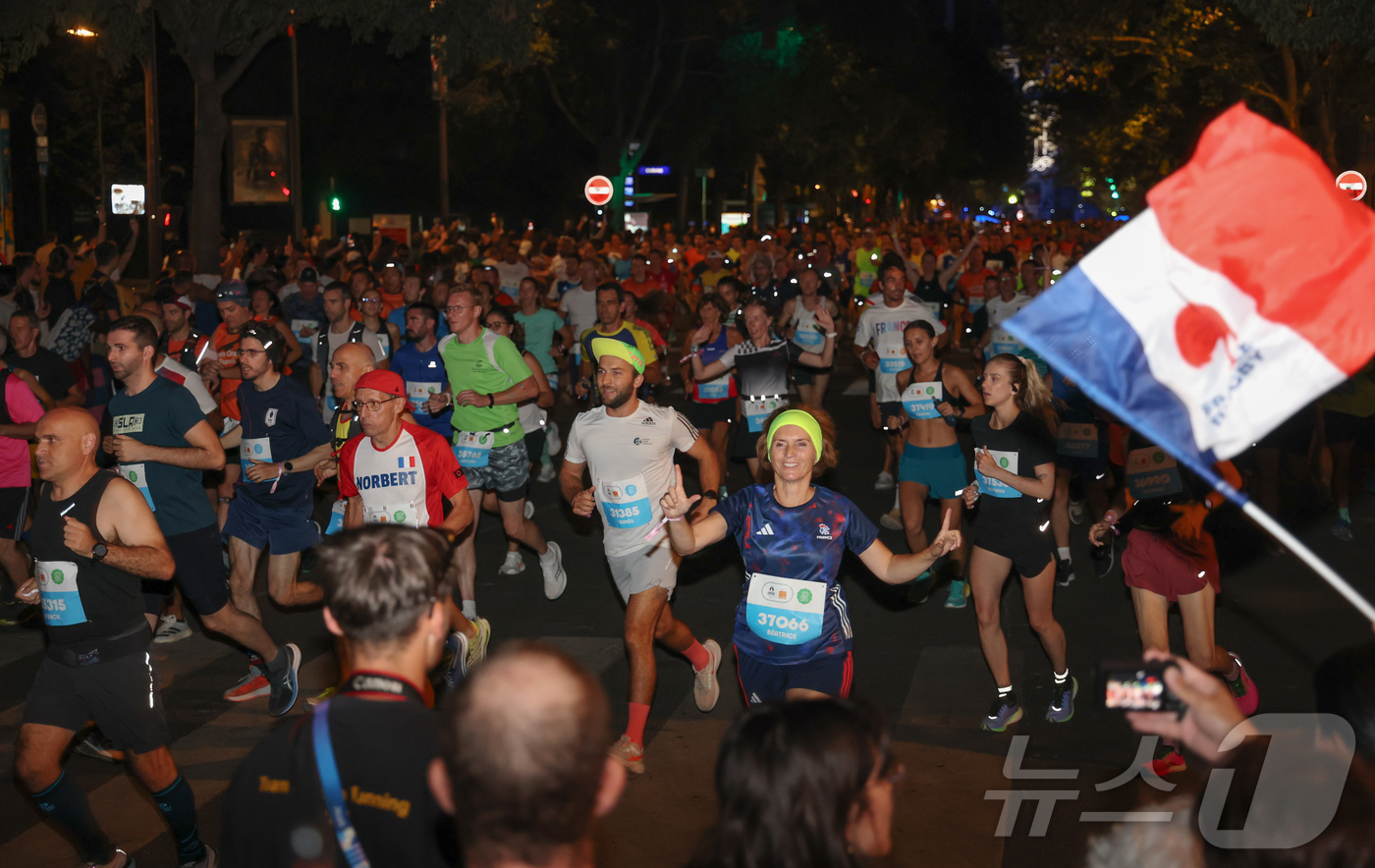 (파리(프랑스)=뉴스1) 이준성 기자 = 11일 새벽(한국시간) 2024 파리 올림픽 마라톤 경기 코스를 그대로 이용한 파리 도심 일대에서 ‘모두를 위한 파리 마라톤’ 대회가 열려 …