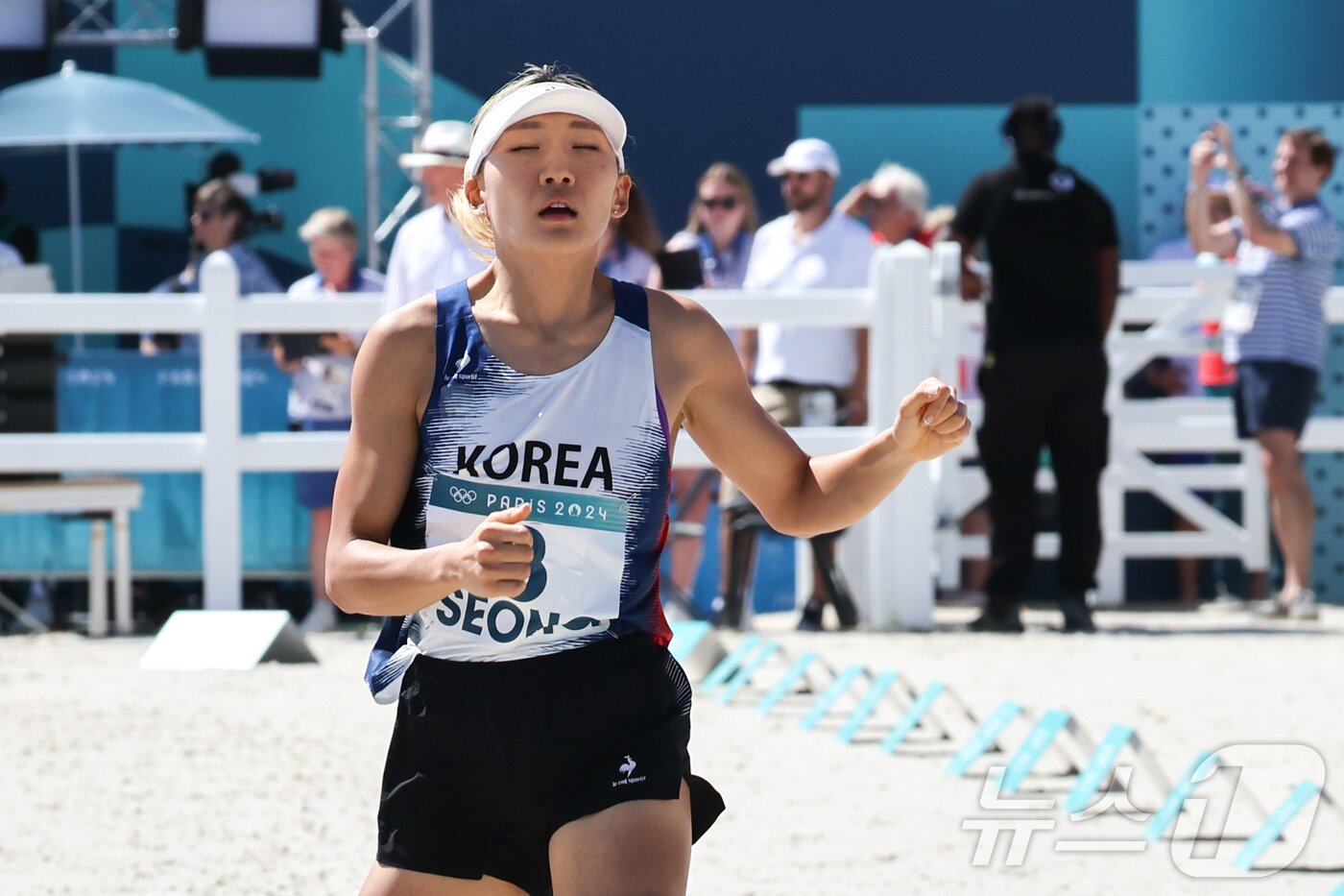 본문 이미지 - 대한민국 근대5종 대표팀 성승민이 11일 오후(한국시간) 프랑스 파리 베르사유에서 열린 2024 파리올림픽 근대5종 여자 개인 결승전 레이저런 경기에서 3등으로 결승선을 통과하고 있다. 함께 출전한 김선우는 8위로 경기를 마쳤다. (공동취재) 2024.8.11/뉴스1 ⓒ News1 박정호 기자