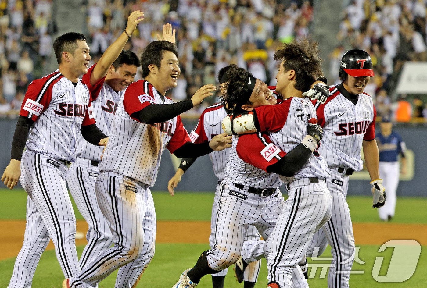 본문 이미지 - 11일 오후 서울 송파구 잠실야구장에서 열린 '2024 신한 SOL 뱅크 KBO리그' NC다이노스와 LG 트윈스의 경기 9회말 LG 공격 2사 1,2루 상황에서 타석에 들어선 박동원이 4대3으로 경기를 끝내는 안타를 친 뒤 동료들과 기뻐하고 있다. 2024.8.11/뉴스1 ⓒ News1 장수영 기자