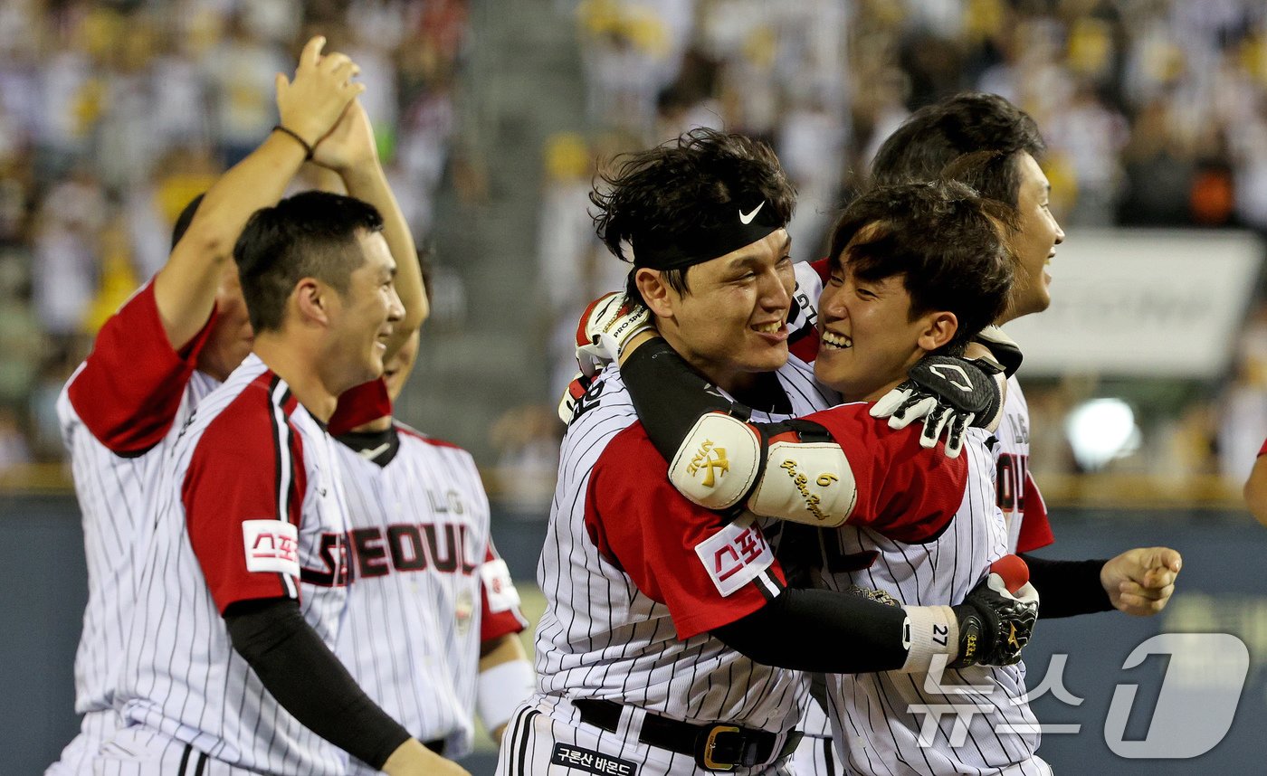 본문 이미지 - 11일 오후 서울 송파구 잠실야구장에서 열린 '2024 신한 SOL 뱅크 KBO리그' NC다이노스와 LG 트윈스의 경기 9회말 LG 공격 2사 1,2루 상황에서 타석에 들어선 박동원이 4대3으로 경기를 끝내는 안타를 친 뒤 동료들과 기뻐하고 있다. 2024.8.11/뉴스1 ⓒ News1 장수영 기자