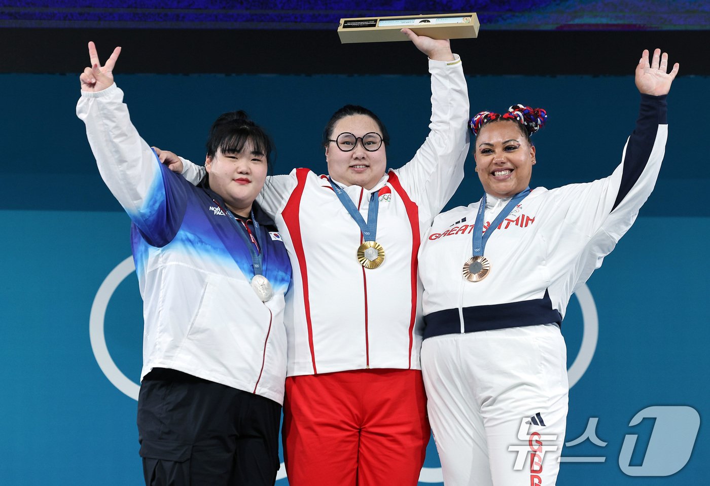 본문 이미지 - 역도 국가대표 박혜정(왼쪽)이 2024 파리올림픽 역도 여자 81kg급 시상식에서 금메달리스트 리웬웬(중국)과 동메달리스트 에밀리 킴벨(영국)과 기념촬영을 하고 있다. (공동취재) 2024.8.11 ⓒ 뉴스1 DB