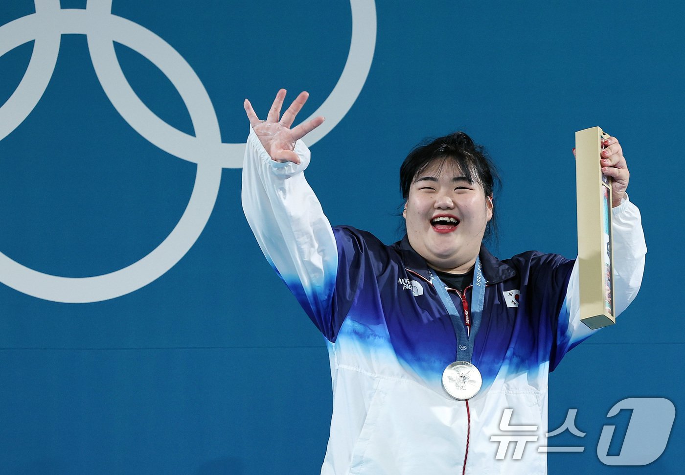 본문 이미지 - 은메달을 수확한 대한민국 역도 국가대표팀 박혜정 선수가 11일(한국시간) 프랑스 파리 사우스 파리 아레나6에서 진행된 2024 파리올림픽 역도 여자 81kg급 시상식에서 손인사를 하고 있다. (공동취재) 2024.8.11/뉴스1 ⓒ News1 이동해 기자