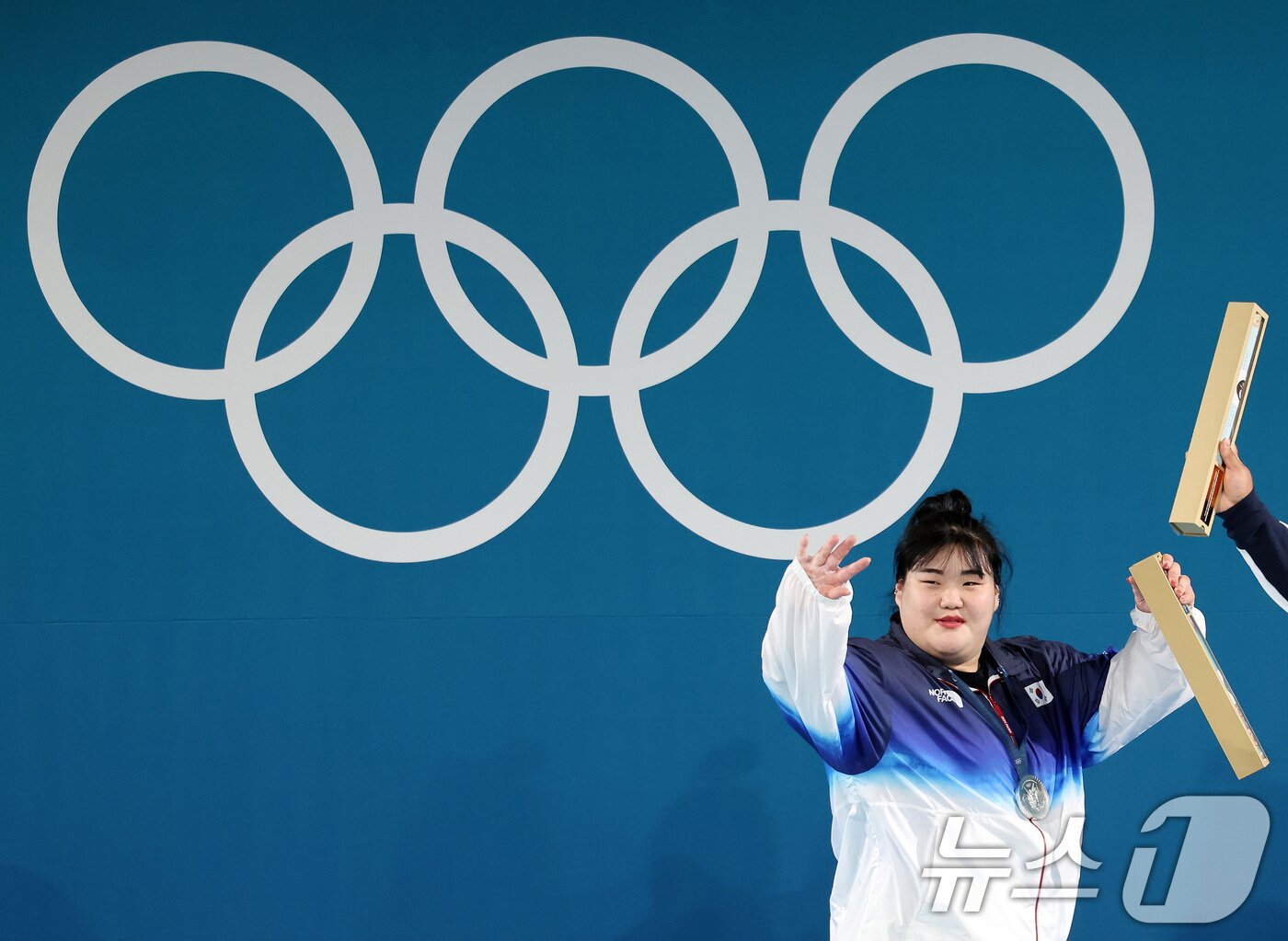 본문 이미지 - 은메달을 수확한 대한민국 역도 국가대표팀 박혜정 선수가 11일&#40;한국시간&#41; 프랑스 파리 사우스 파리 아레나6에서 진행된 2024 파리올림픽 역도 여자 81kg급 시상식에서 손인사를 하고 있다. 2024.8.11/뉴스1 ⓒ News1 이동해 기자