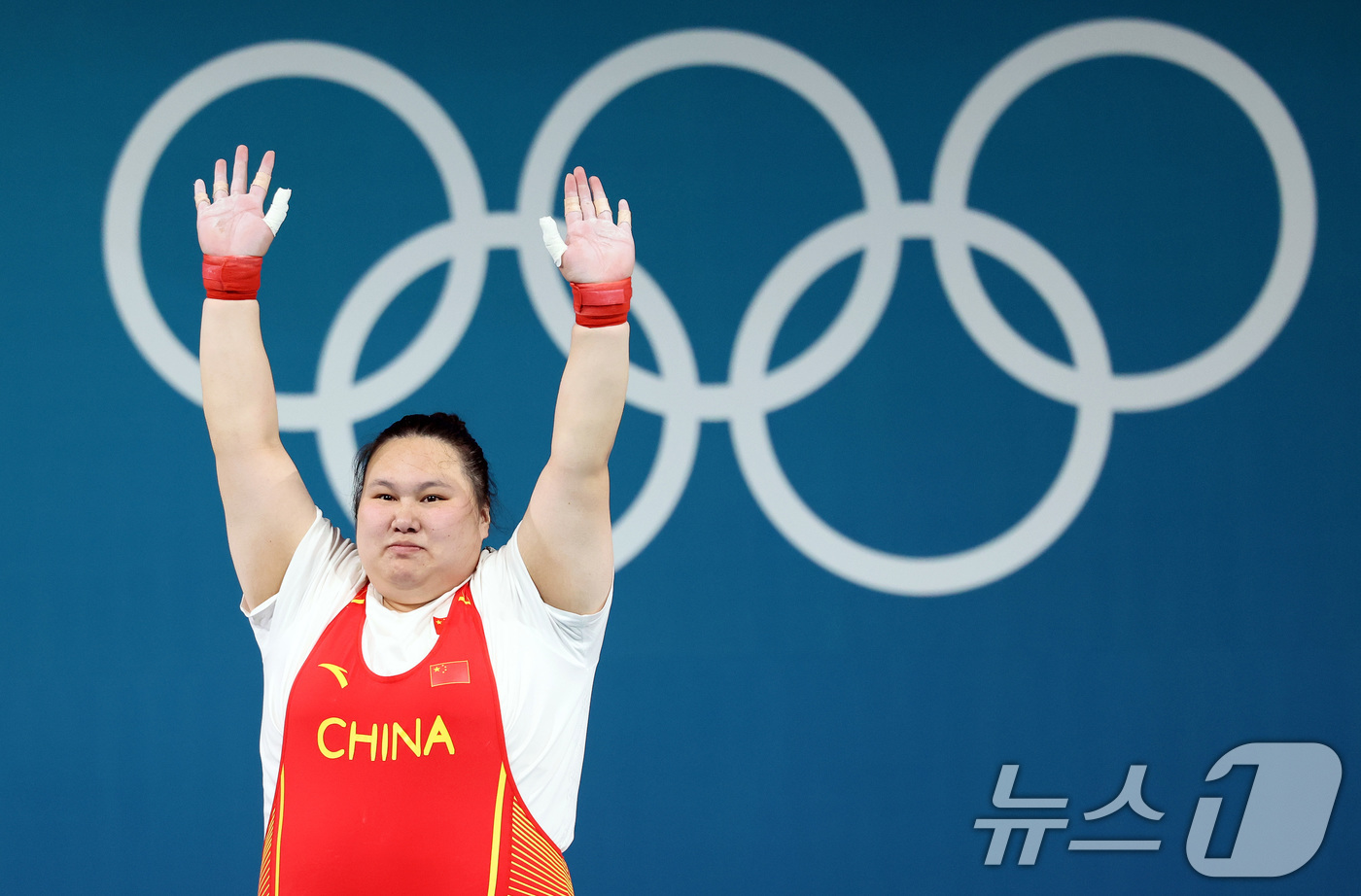 (파리(프랑스)=뉴스1) 이동해 기자 = 금메달을 확정 지은 중국 역도 국가대표팀 리웬웬이 11일(한국시간) 프랑스 파리 사우스 파리 아레나6에서 진행된 2024 파리올림픽 역도 …