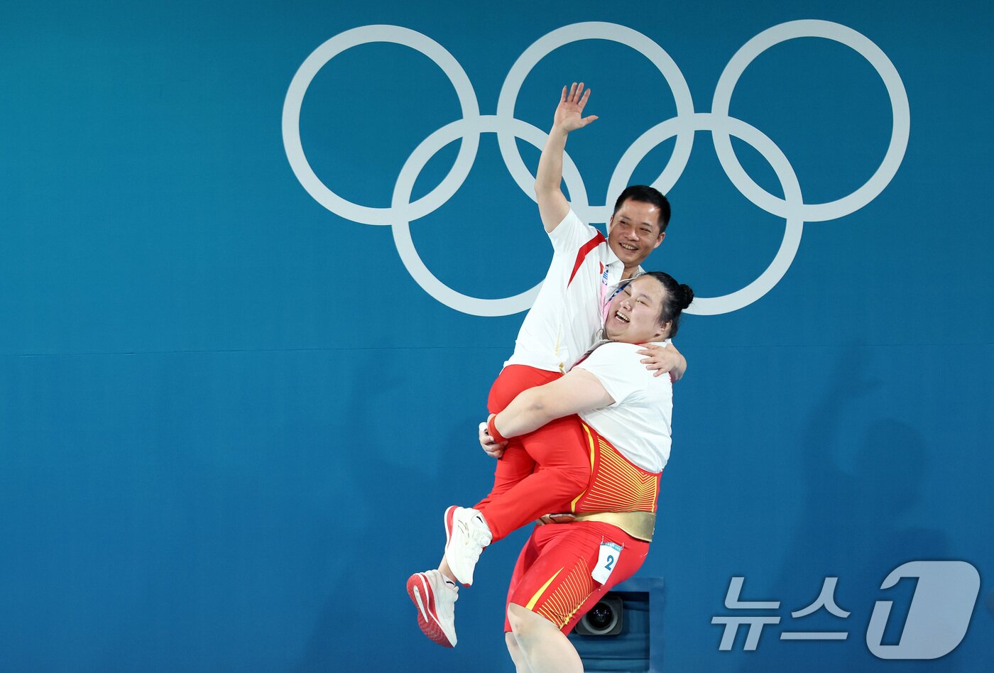 금메달을 확정 지은 중국 역도 국가대표팀 리웬웬이 11일&#40;한국시간&#41; 프랑스 파리 사우스 파리 아레나6에서 진행된 2024 파리올림픽 역도 여자 81kg급 경기 용상 3차시기에서 무대에 올라 감독과 함께 세리머니를 하고 있다. 2024.8.11/뉴스1 ⓒ News1 이동해 기자