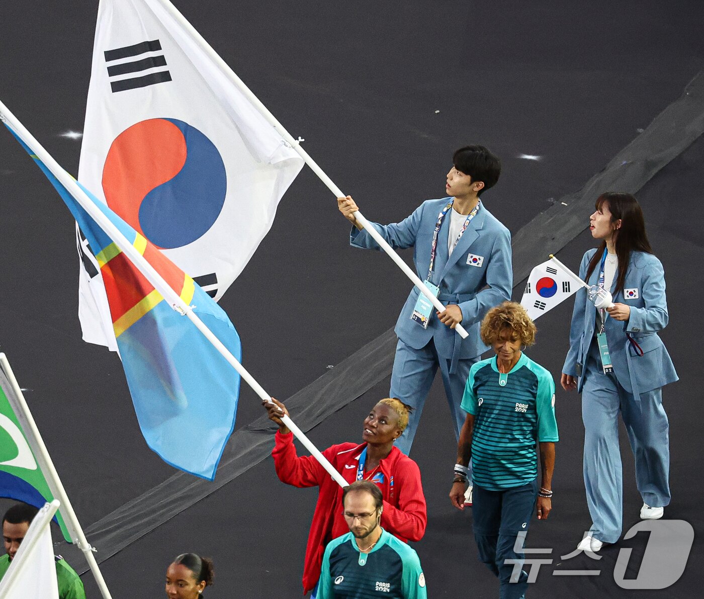 본문 이미지 - 대한민국 태권도 박태준과 복싱 임애지가 12일&#40;한국시간&#41; 프랑스 파리 스타드 드 프랑스에서 열린 2024 파리올림픽 폐막식에 태극기를 들고 입장하고 있다. &#40;공동취재&#41; 2024.8.12/뉴스1 ⓒ News1 이동해 기자