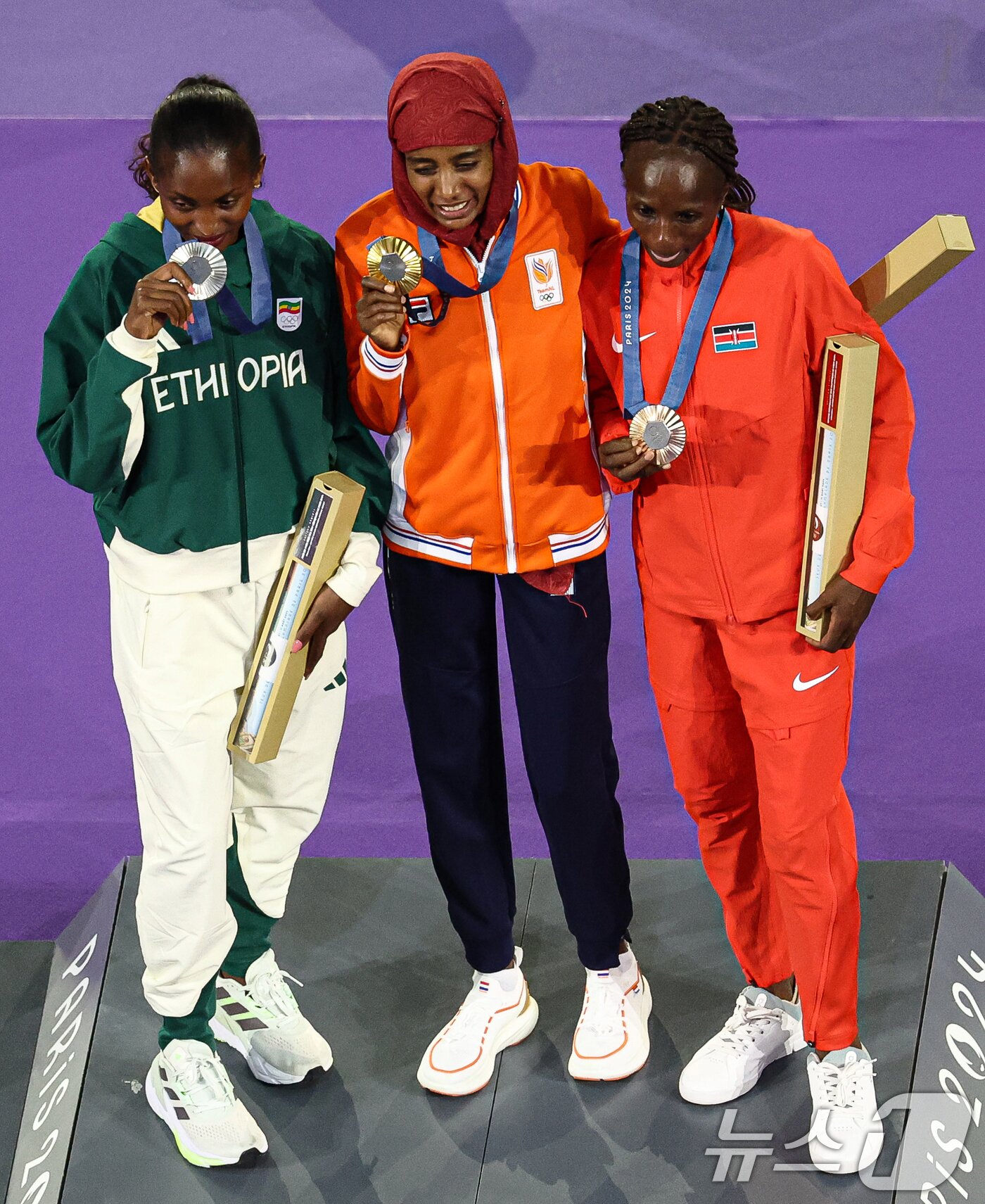 12일&#40;한국시간&#41; 프랑스 파리 스타드 드 프랑스에서 열린 2024 파리올림픽 폐막식에서 여자 마라톤 시상식이 진행되고 있다. 왼쪽부터 은메달 에티오피아 티지스트 아세파, 시판 하산, 동메달 케냐 헬렌 오비리. &#40;공동취재&#41; 2024.8.12/뉴스1 ⓒ News1 이동해 기자