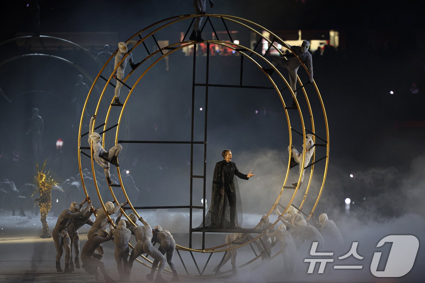 본문 이미지 - 12일(한국시간) 프랑스 파리 스타드 드 프랑스에서 열린 2024 파리올림픽 폐막식에서 올림픽 정신과의 만남을 주제로 공연이 펼쳐지고 있다. (공동취재) 2024.8.12/뉴스1 ⓒ News1 이동해 기자