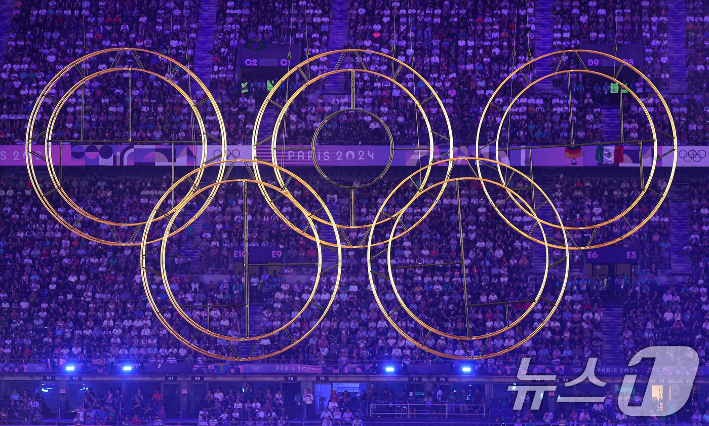 본문 이미지 - 12일&#40;한국시간&#41; 프랑스 파리 스타드 드 프랑스에서 열린 2024 파리올림픽 폐막식에서 올림픽 정신과의 만남을 주제로 공연이 펼쳐지고 있다. &#40;공동취재&#41; 2024.8.12/뉴스1 ⓒ News1 이동해 기자