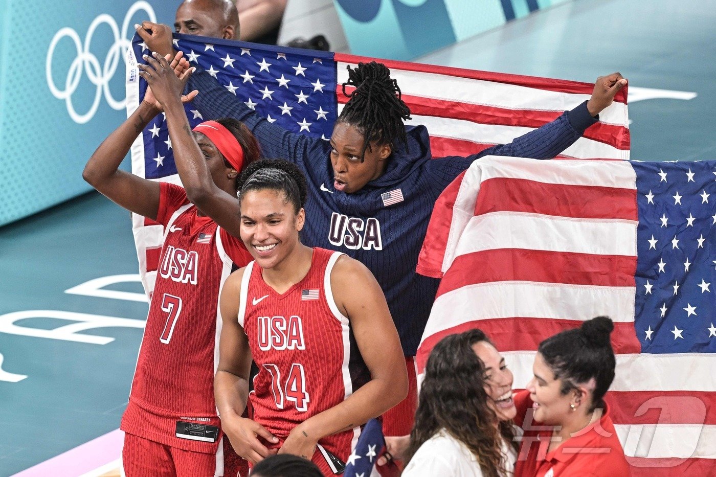 본문 이미지 - 2024 파리 올림픽에서 미국의 종합 1위를 확정지은 여자 농구대표팀. ⓒ AFP=뉴스1