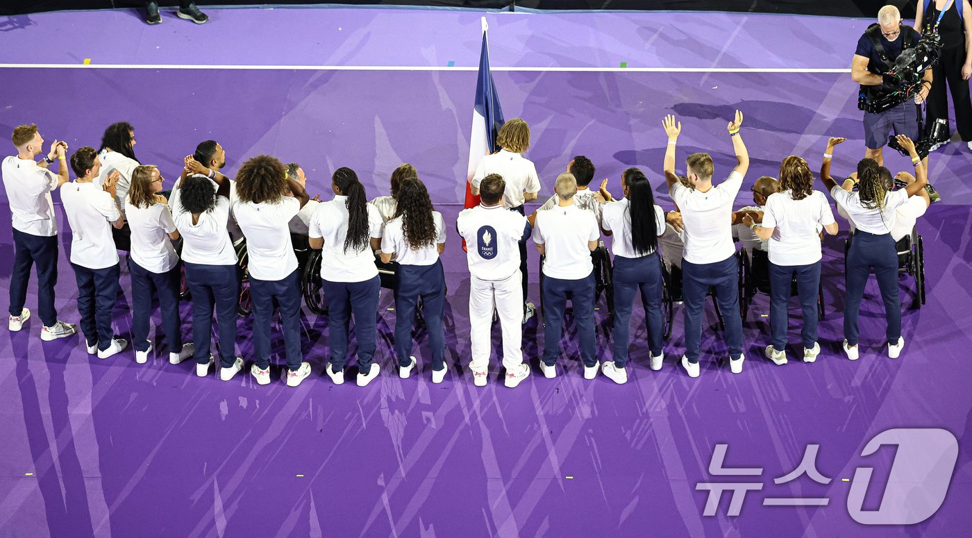 본문 이미지 - 12일(한국시간) 프랑스 생드니 스타드 드 프랑스에서 열린 2024 파리올림픽 폐회식에서 2024 파리 패럴림픽 선수들이 관중에게 인사하고 있다. 2024 파리 패럴림픽은 8월 28일부터 9월 8일까지 열린다. (공동취재) 2024.8.12/뉴스1 ⓒ News1 이동해 기자