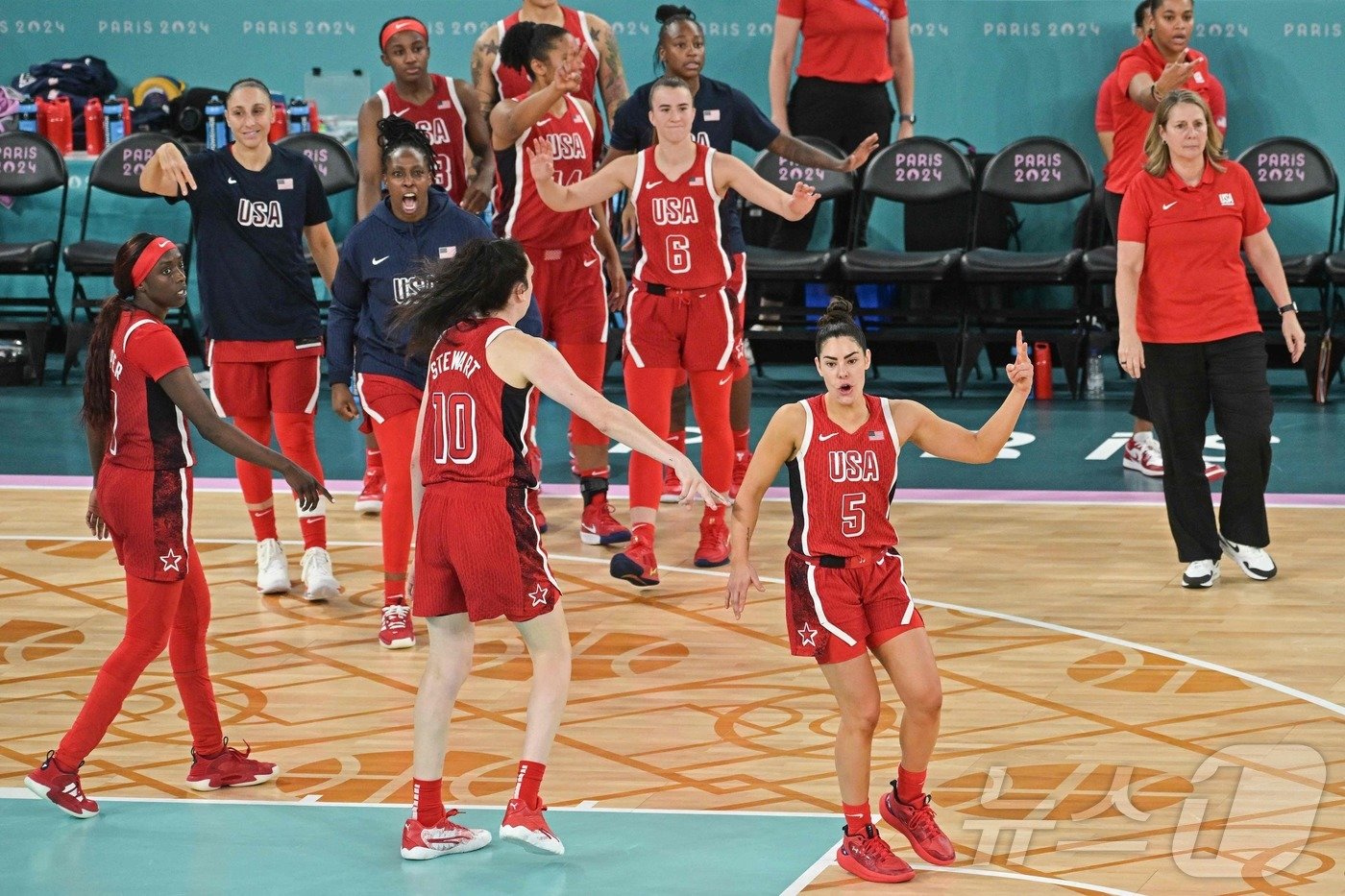 본문 이미지 - 프랑스를 꺾고 우승을 차지한 미국 여자 농구. ⓒ AFP=뉴스1