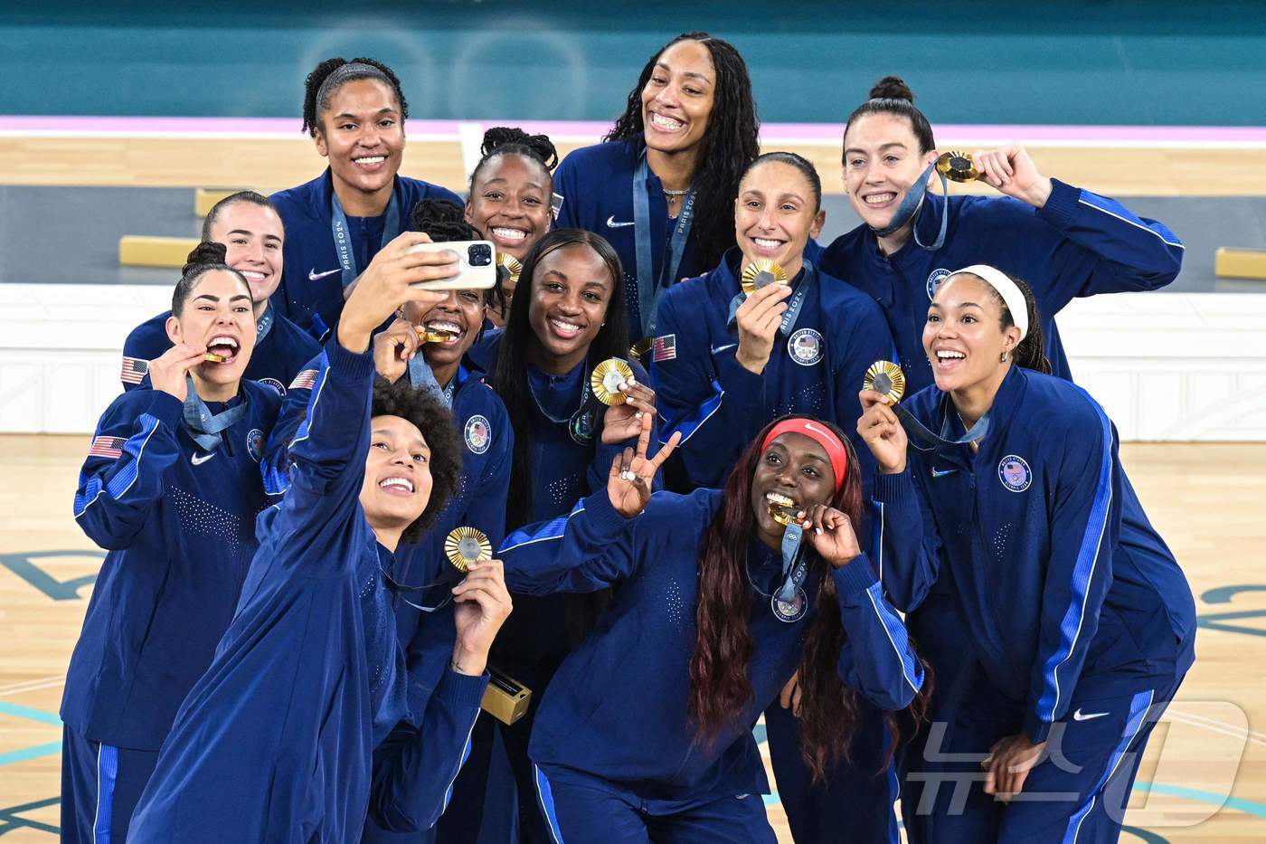 본문 이미지 - 11일(현지시간) 미국 여자 농구 선수들이 파리의 베르시 아레나에서 열린 파리 올림픽 여자 농구 결승전서 프랑스를 꺾고 우승을 한 뒤 포즈를 취하고 있다. 2024.08.12 ⓒ AFP=뉴스1 ⓒ News1 우동명 기자