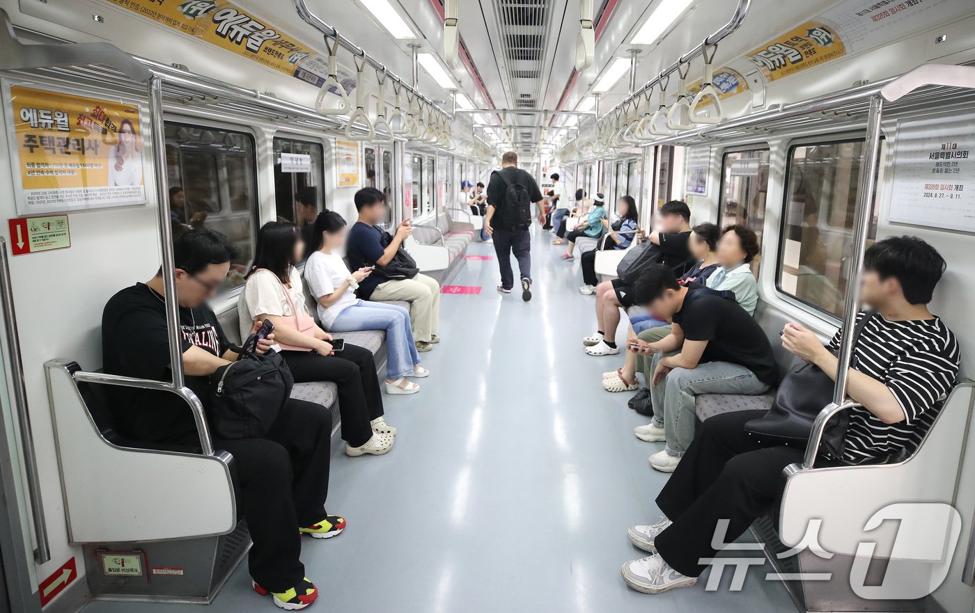 본문 이미지 - 12일 오전 경기도 남양주시 지하철 8호선 연장선 별내역에서 시민들이 출근길에 나서고 있다. 2024.8.12/뉴스1 ⓒ News1 임세영 기자