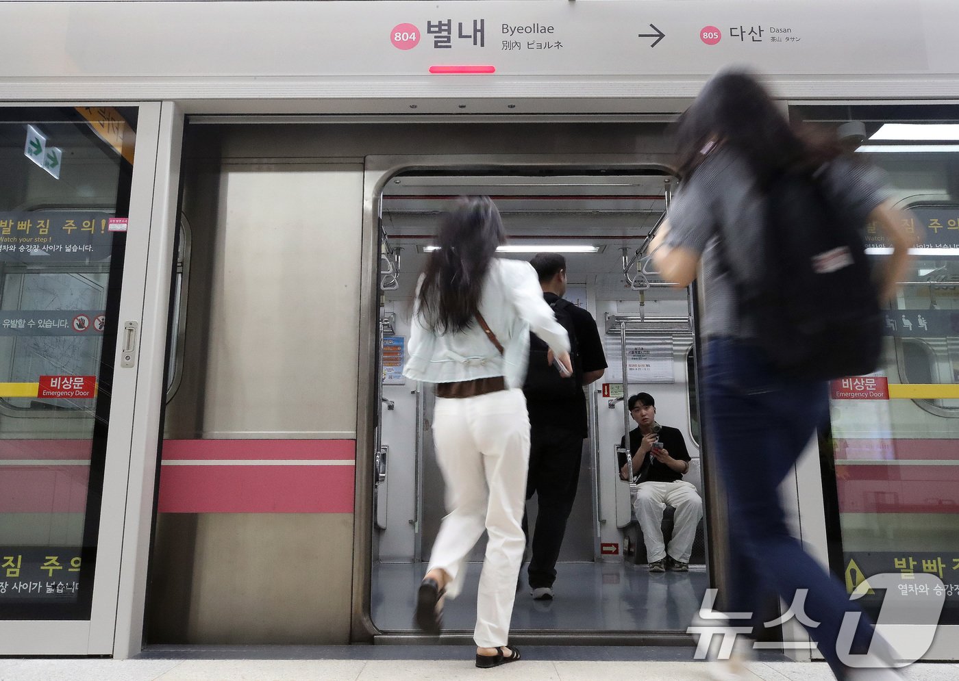 본문 이미지 - 12일 오전 경기도 남양주시 지하철 8호선 연장선 별내역에서 시민들이 출근길에 나서고 있다. 지난 2015년 9월 착공 후 만 10년 만에 개통한 별내선은 10일 새벽 첫차부터 운행을 시작했다. 2024.8.12/뉴스1 ⓒ News1 임세영 기자