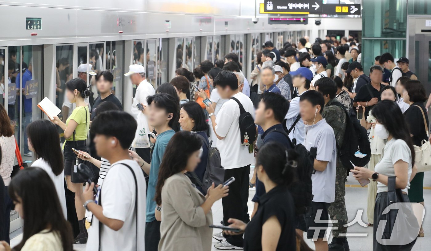 12일 오전 경기도 남양주시 지하철 8호선 연장선 별내역에서 시민들이 출근길에 나서고 있다. 2024.8.12/뉴스1 ⓒ News1 임세영 기자