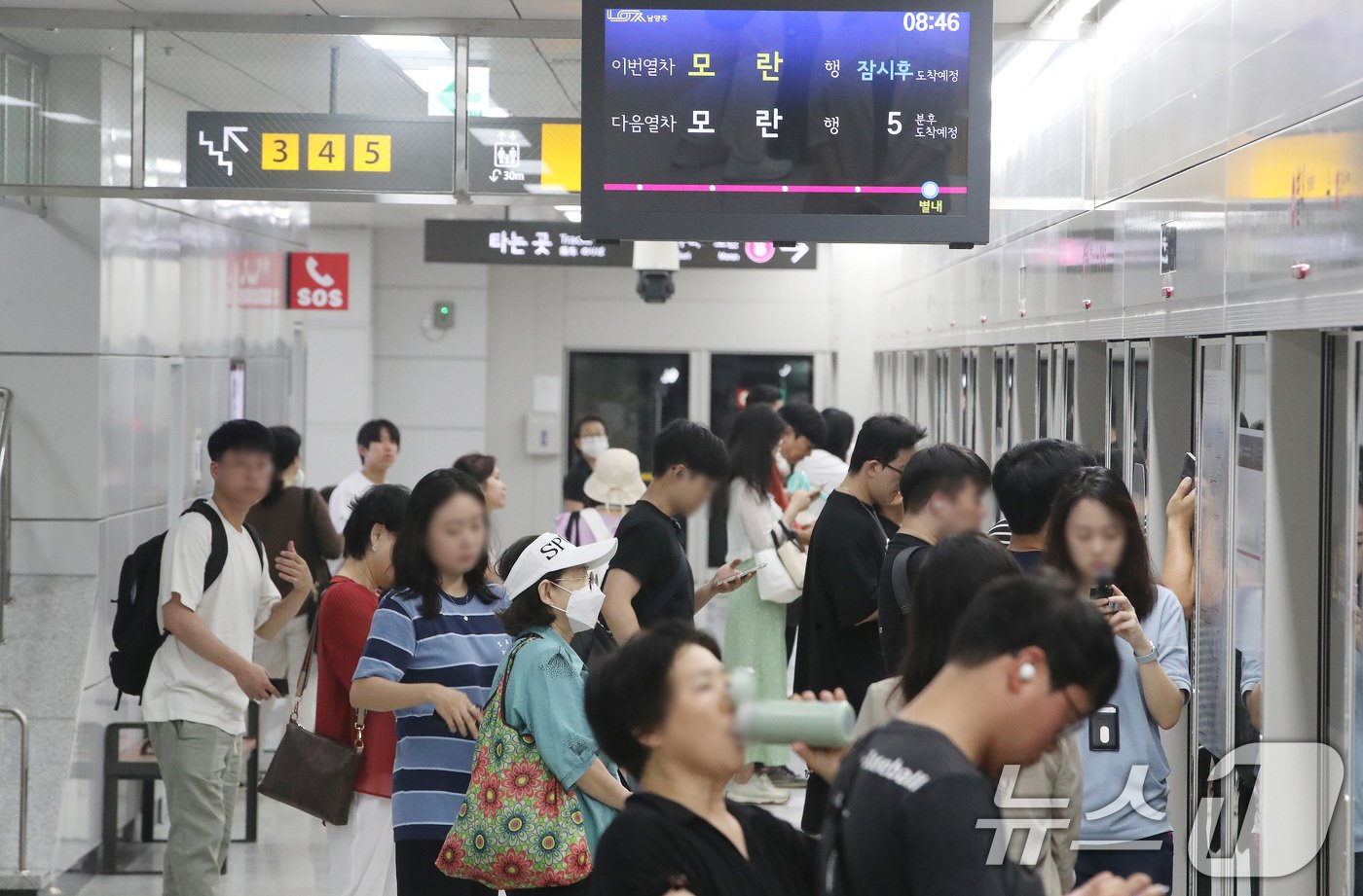 12일 오전 경기도 남양주시 지하철 8호선 연장선 별내역에서 시민들이 출근길에 나서고 있다. 2024.8.12/뉴스1 ⓒ News1 임세영 기자