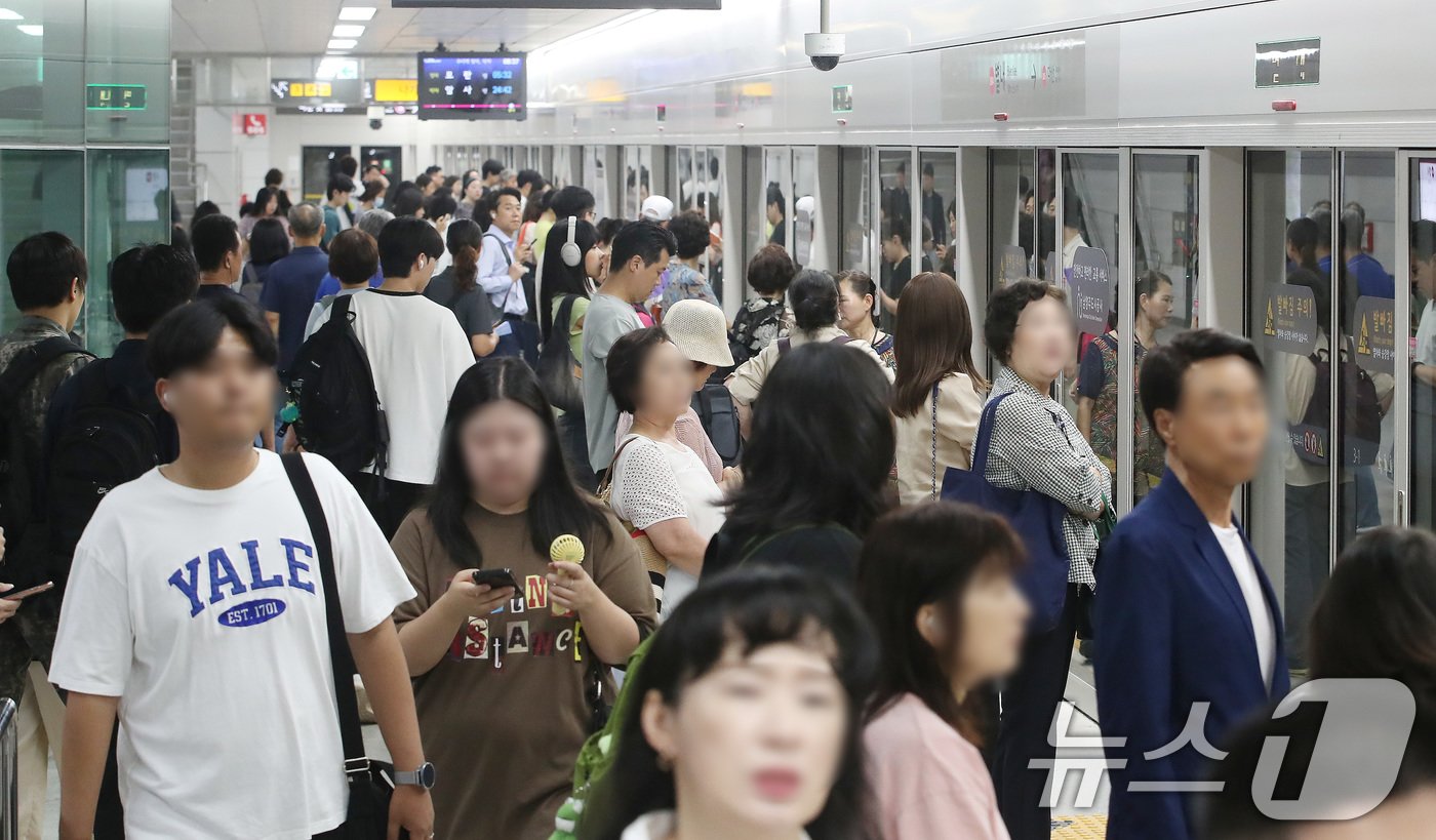 12일 오전 경기도 남양주시 지하철 8호선 연장선 별내역에서 시민들이 출근길에 나서고 있다.  2024.8.12/뉴스1 ⓒ News1 임세영 기자