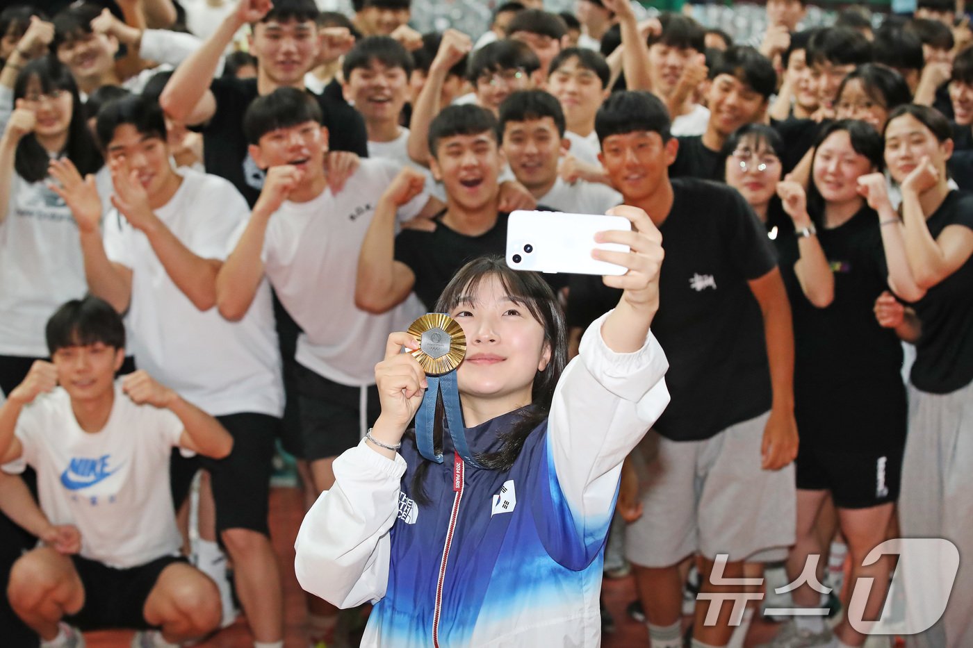 본문 이미지 - 2024 파리올림픽 사격 여자 10m 공기소총 금메달리스트 반효진이 12일 오전 대구 북구 대구체고에서 열린 환영식에 참석해 친구들과 기념촬영을 하고 있다. 2024.8.12/뉴스1 ⓒ News1 공정식 기자