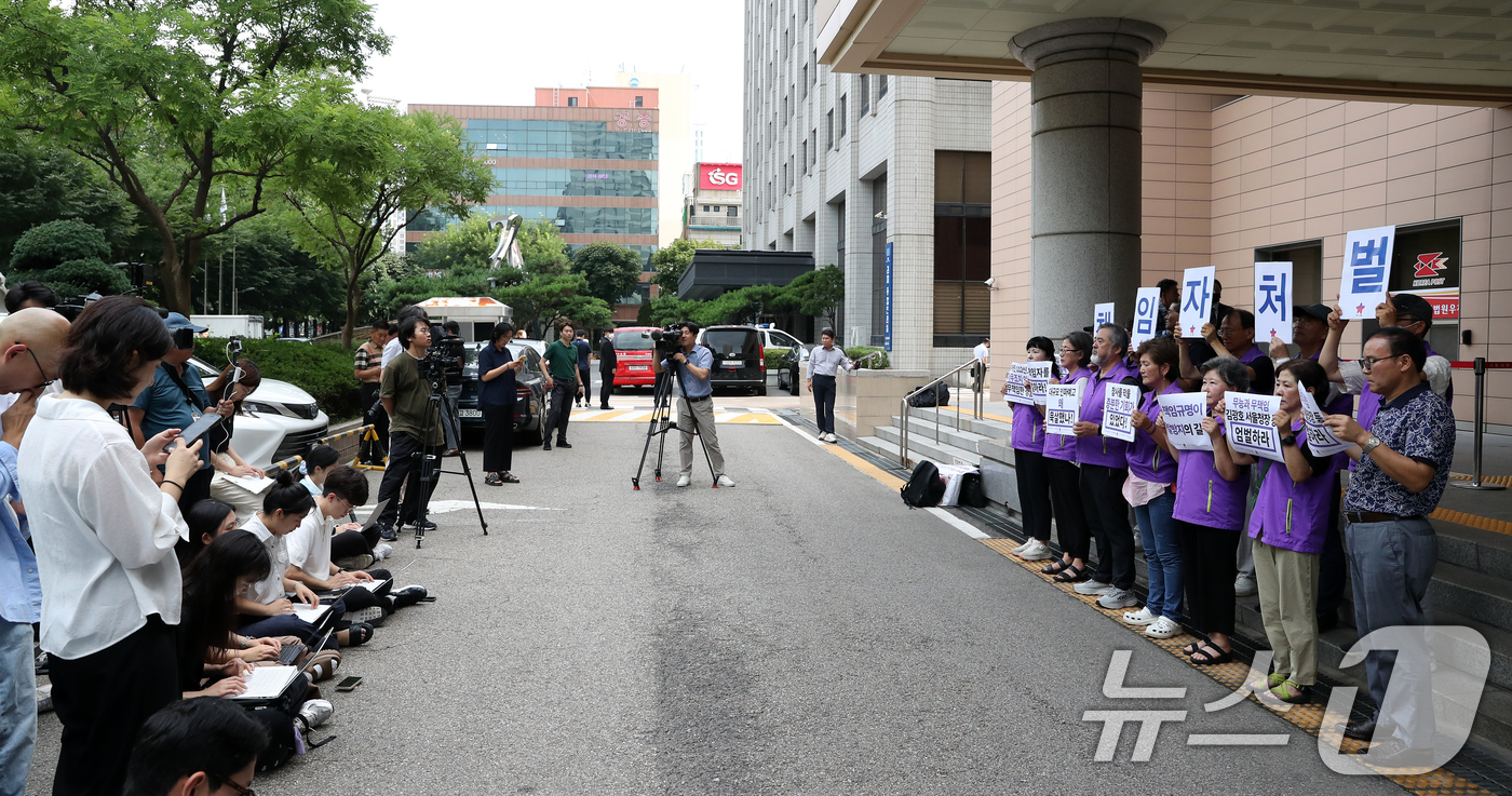 (서울=뉴스1) 이승배 기자 = 이정민 이태원 참사 유가족협의회 위원장을 비롯한 유가족들이 12일 오전 서울 마포구 서울서부지방법원에서 이태원 참사 관련 경찰 간부 책임 소재 공판 …