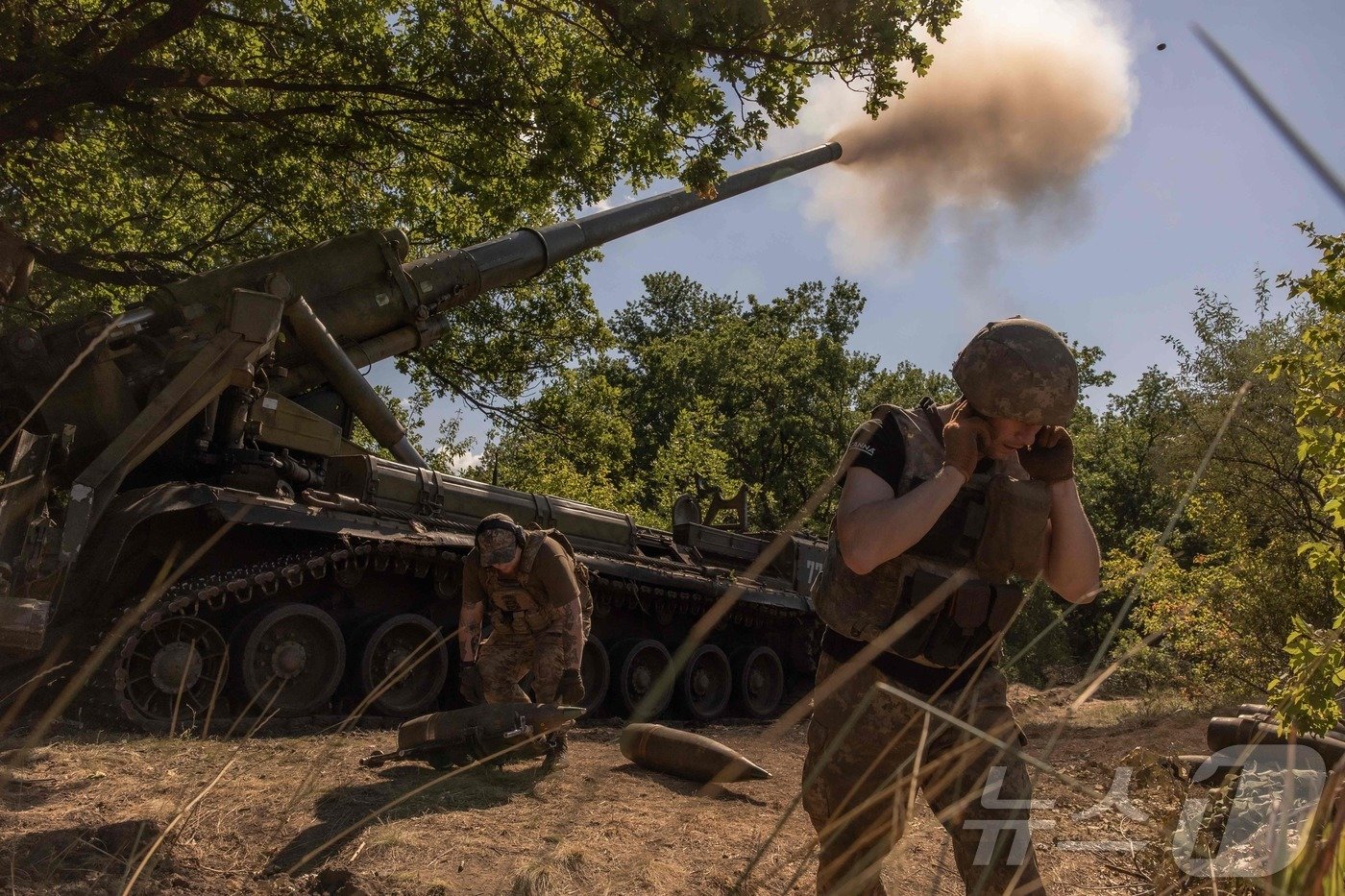 본문 이미지 - 8일&#40;현지시간&#41; 우크라이나 도네츠크주 동부의 포크로우스크에서 우크라이나 육군 제43포병여단 소속 병사가 러시아군 점령지를 향해 2S7 피온 자주포를 발사하고 있다. 최근 몇 주간 러시아는 포크로우스크에 대한 공세를 강화하고 있다. 볼로디미르 젤렌스키 우크라이나 대통령도 지난 7월 30일 프랑스 언론과의 인터뷰에서 &#34;러시아가 포크로우스크 방향으로 모든 것을 쏟아 붓고 있다＂고 말하기도 했다. 2024.08.08 ⓒ AFP=뉴스1 ⓒ News1 김지완 기자