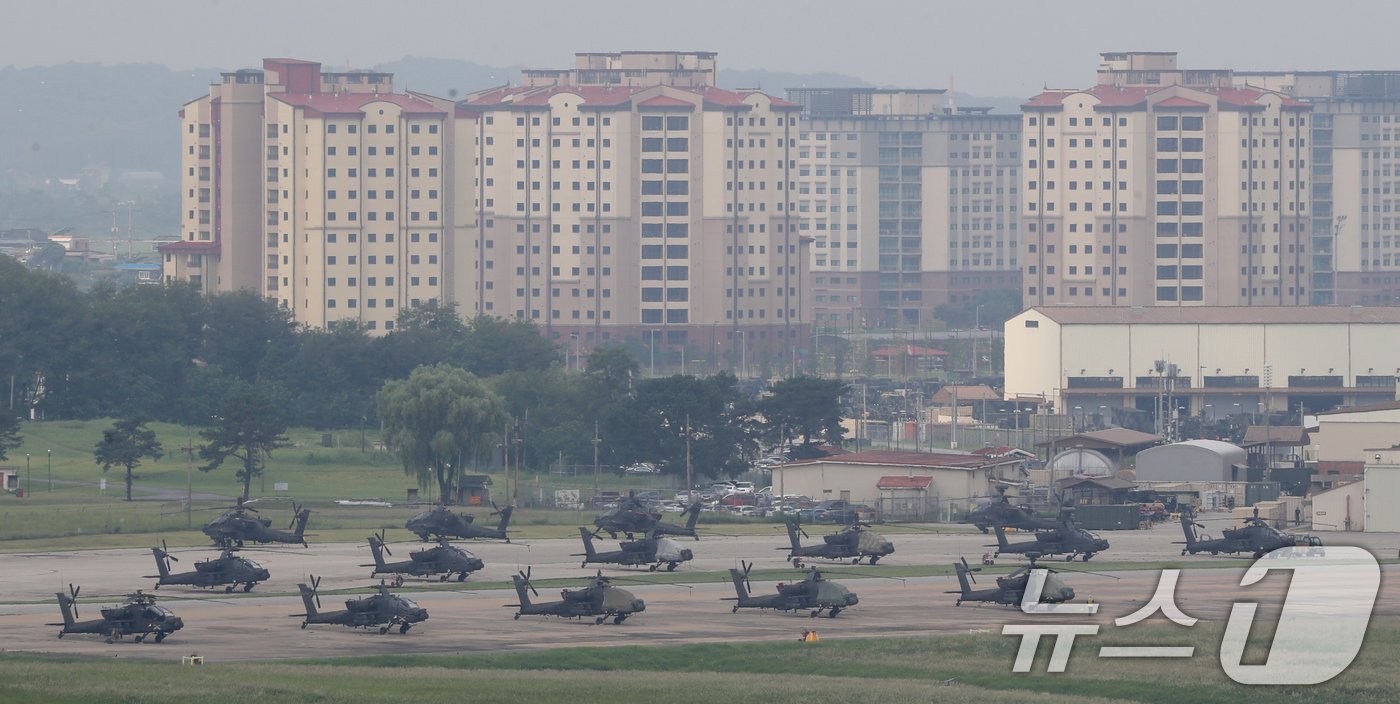 본문 이미지 -  경기 평택시 팽성읍 주한미군기지 캠프 험프리스에 헬기가 계류돼 있다.. 2024.8.12/뉴스1 ⓒ News1 김영운 기자