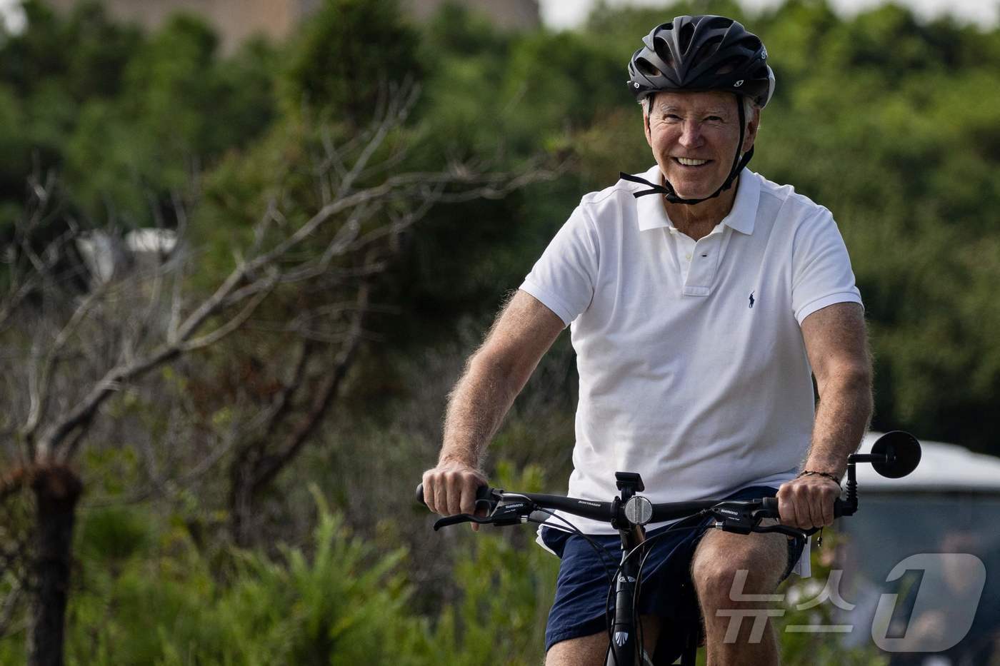 (레호보스 비치 AFP=뉴스1) 우동명 기자 = 조 바이든 미국 대통령이 11일 (현지시간) 델라웨어주 레호보스 비치의 고든 폰드 주립 공원에서 자전거를 타고 있다. 2024.08 …