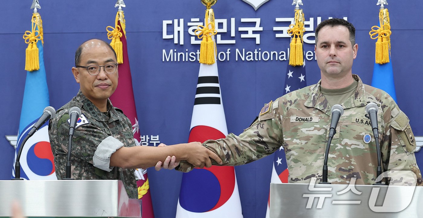 본문 이미지 - 이성준 합동참모본부 공보실장(왼쪽)과 라이언 도널드 주한미군사·연합사·유엔사 공보실장이 12일 서울 용산구 국방부 청사에서 한미연합 군사연습 '을지 자유의 방패(UFS·을지프리덤실드) 관련 브리핑을 마친 후 기념촬영을 하고 있다. 2024.8.12/뉴스1 ⓒ News1 김성진 기자