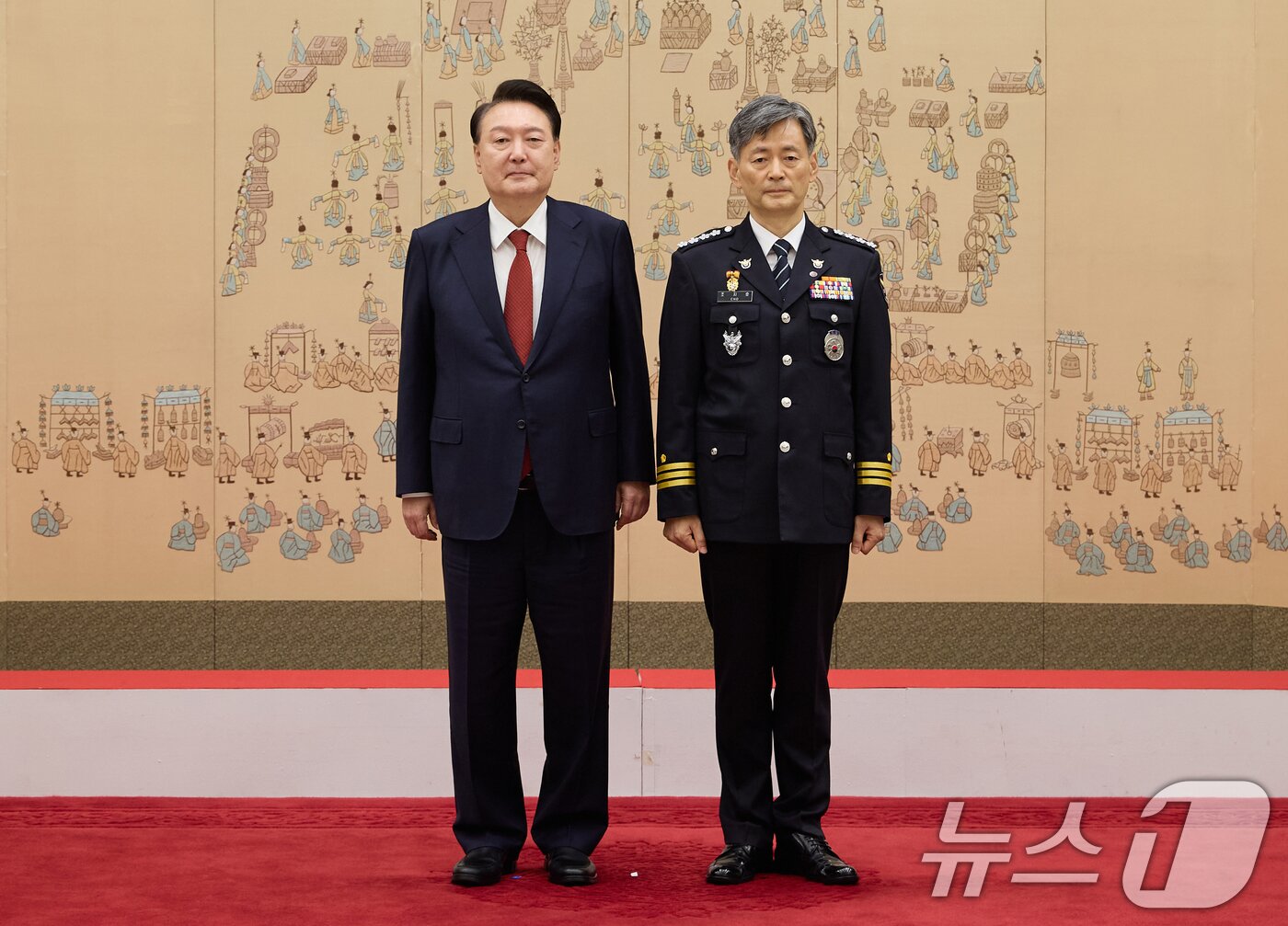 본문 이미지 - 윤석열 대통령이 2024년 8월 12일 서울 용산 대통령실 청사에서 열린 경찰청장 임명장 수여식에서 조지호 경찰청장과 기념촬영을 하고 있다. &#40;대통령실 제공&#41; 2024.8.12/뉴스1 ⓒ News1 송원영 기자