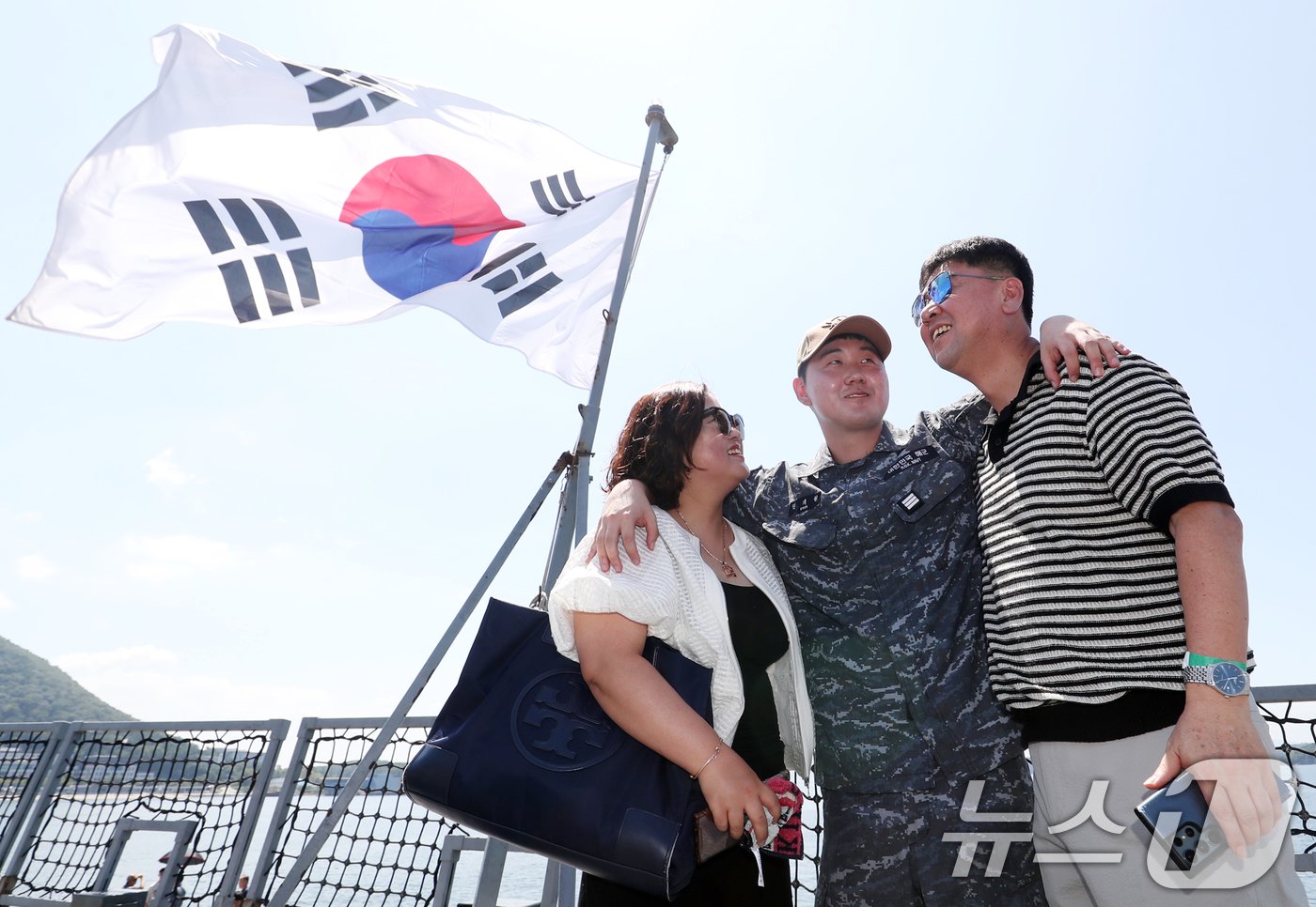 본문 이미지 - 12일 경남 창원시 진해구 진해 군항에서 열린 청해부대 42진 대조영함(DDH-Ⅱ·4400톤급) 파병 복귀 환영 행사에서 청해부대원이 부모님과 반갑게 인사를 나누고 있다. 2024.8.12/뉴스1 ⓒ News1 윤일지 기자