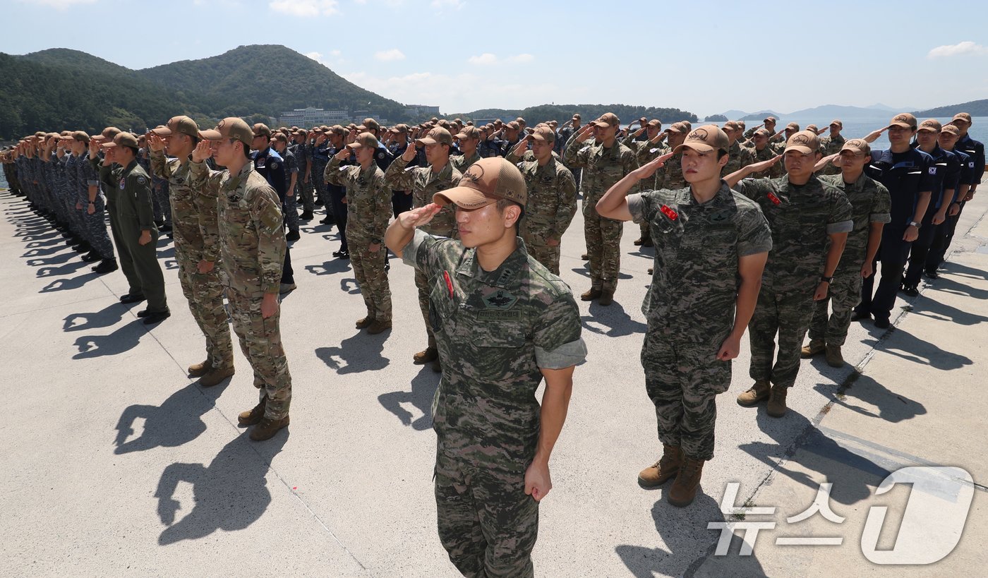본문 이미지 - 12일 경남 창원시 진해구 진해 군항에서 열린 청해부대 42진 대조영함(DDH-Ⅱ·4400톤급) 파병 복귀 환영 행사에서 청해부대원들이 복귀 신고를 하고 있다. 2024.8.12/뉴스1 ⓒ News1 윤일지 기자