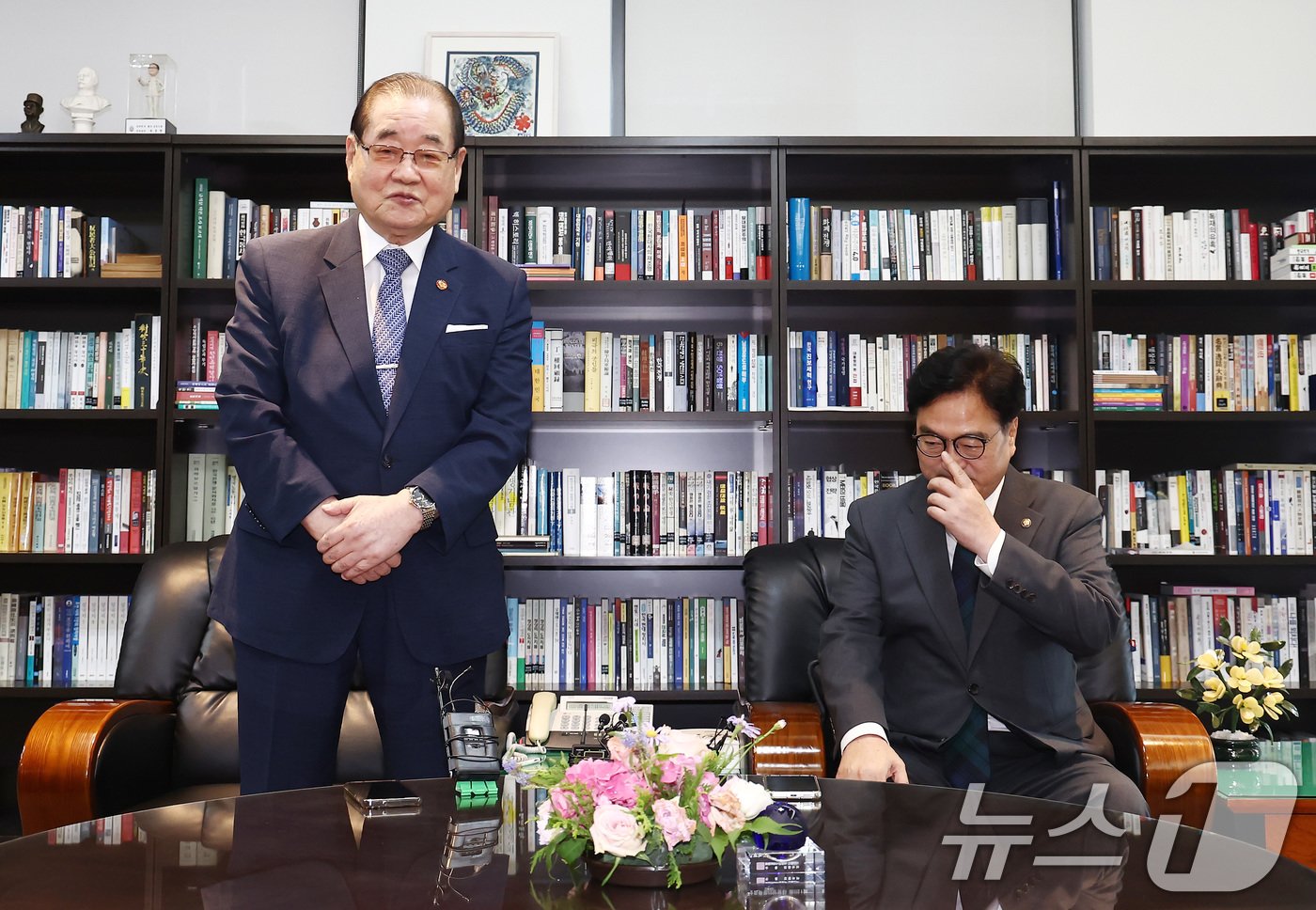 본문 이미지 - 우원식 국회의장이 12일 서울 영등포구 광복회관을 찾아 이종찬 광복회장의 발언을 경청하고 있다. 2024.8.12/뉴스1 ⓒ News1 김민지 기자