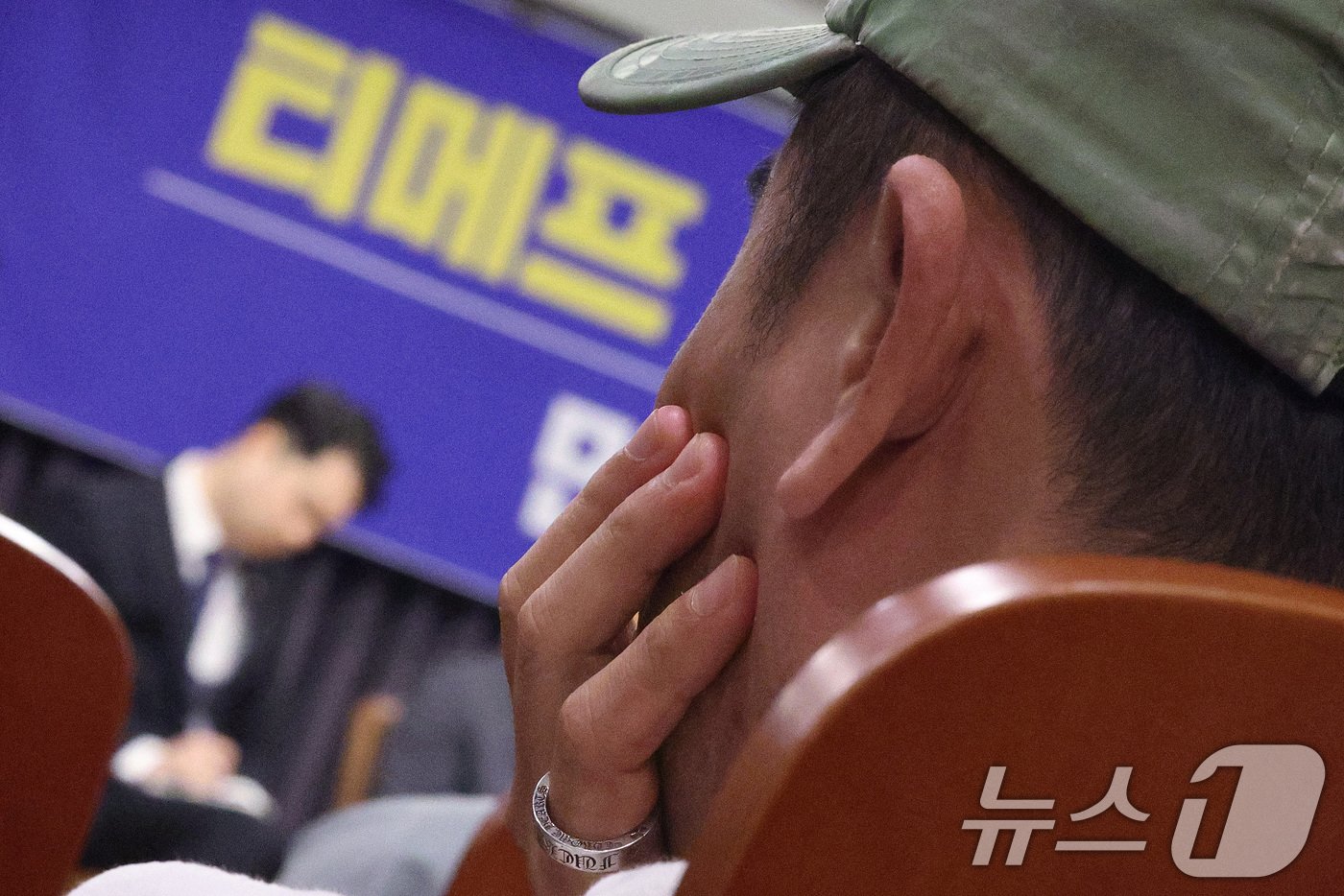 본문 이미지 - 12일 오후 서울 용산구 전자랜드에서 열린 더불어민주당 티몬·위메프 디지털가전 피해 업체 간담회에서 피해자들이 발언을 듣고 있다. 2024.8.12/뉴스1 ⓒ News1 신웅수 기자