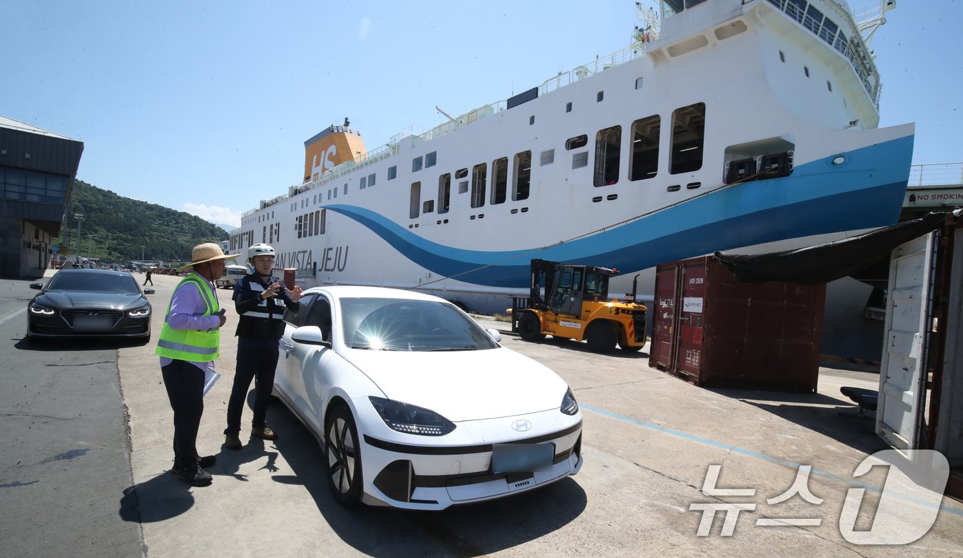 본문 이미지 - 지난 12일 오후 제주항에서 출항하는 2만톤급 카페리 여객선에 전기차가 선적 전 준비를 하고 있다. 해양수산부는 여객선 내 전기차 화재를 예방하기 위해 전기차 선적 시 충전율을 50%로 제한하는 권고안을 마련했다. 2024.8.12/뉴스1 ⓒ News1 오현지 기자