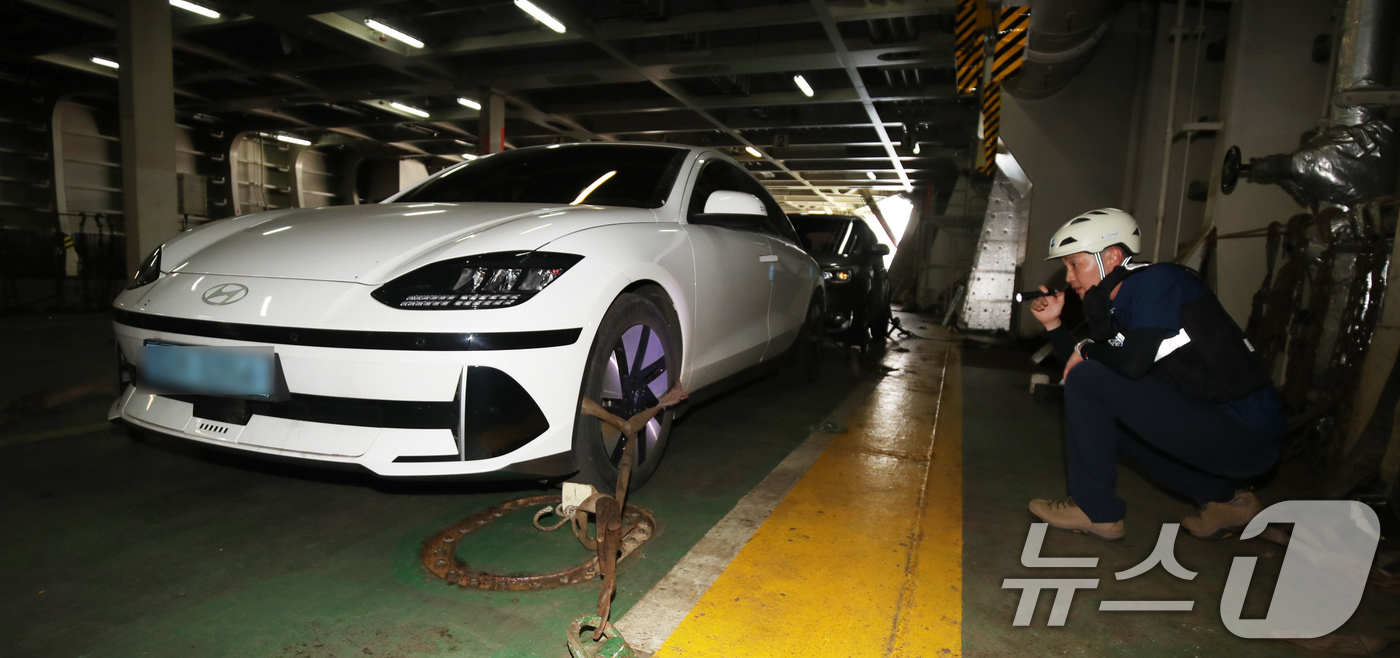 (제주=뉴스1) 오현지 기자 = 12일 오후 제주항에서 출항하는 2만톤급 카페리 여객선에서 한국해양교통안전공단 관계자가 전기차 충돌 흔적 등을 확인하고 있다.해양수산부는 여객선 내 …