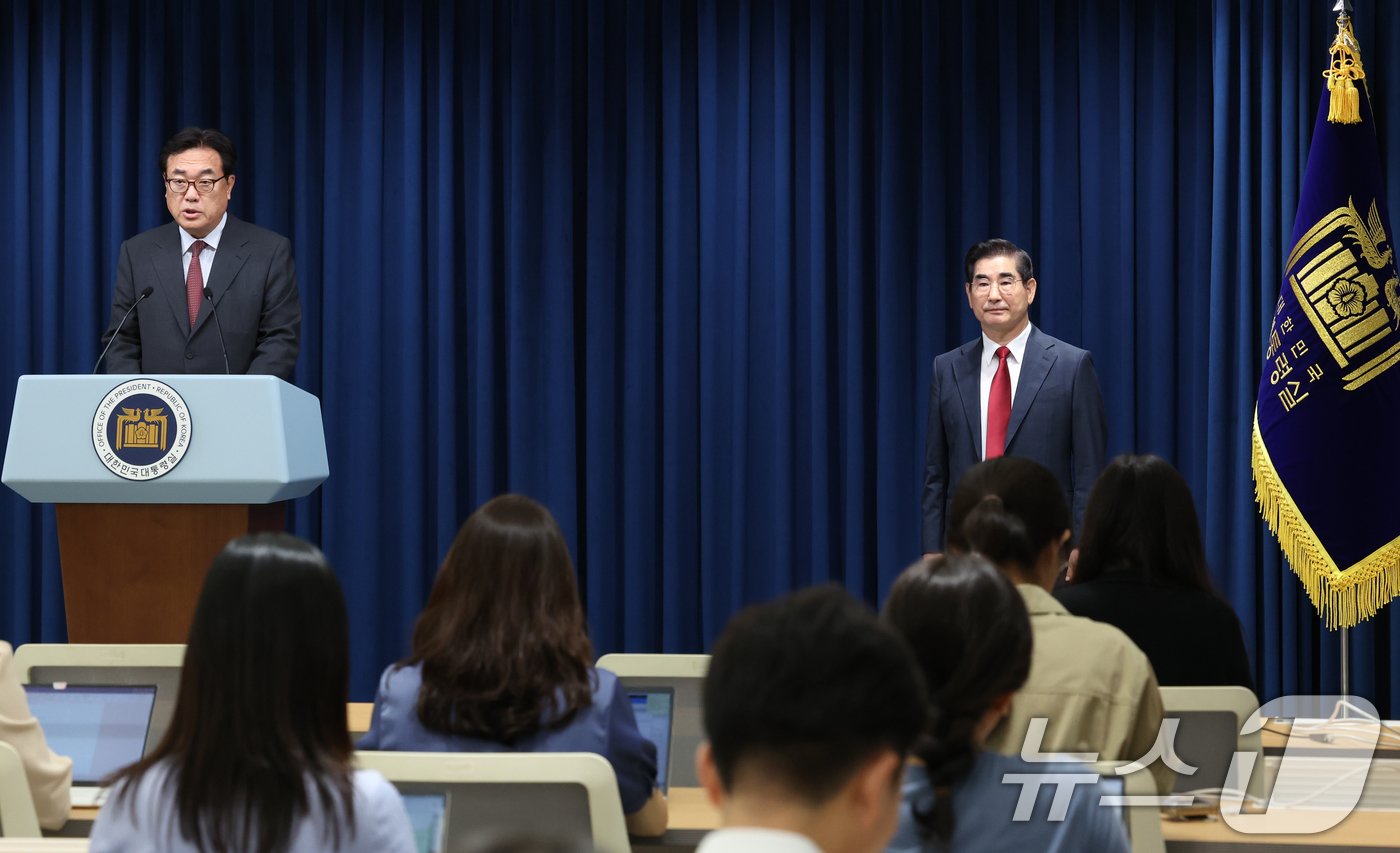 정진석 대통령비서실장이 12일 서울 용산 대통령실청사 브리핑룸에서 열린 인사브리핑에서 김용현 국방부장관 후보자를 소개하고 있다. 2024.8.12/뉴스1 ⓒ News1 송원영 기자