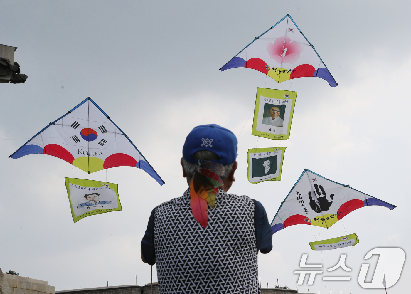 광복 79주년 맞아 날리는 연 - 뉴스1