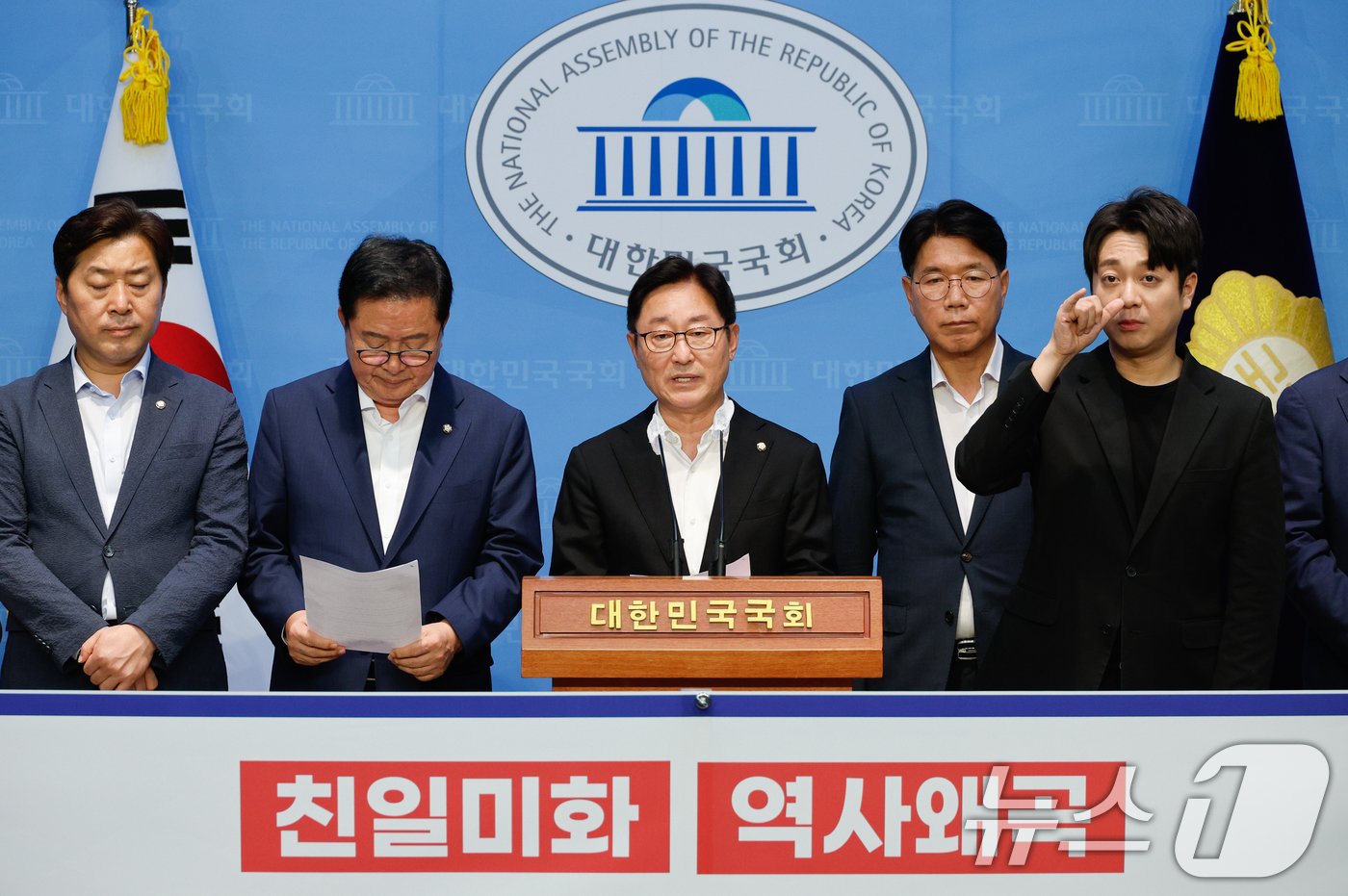 본문 이미지 - 박범계 더불어민주당 의원이 12일 서울 여의도 국회 소통관에서 충청권 동료 의원들과 함께 김형석 독립기념관장 사퇴를 촉구하며 기자회견을 하고 있다. 2024.8.12/뉴스1 ⓒ News1 안은나 기자