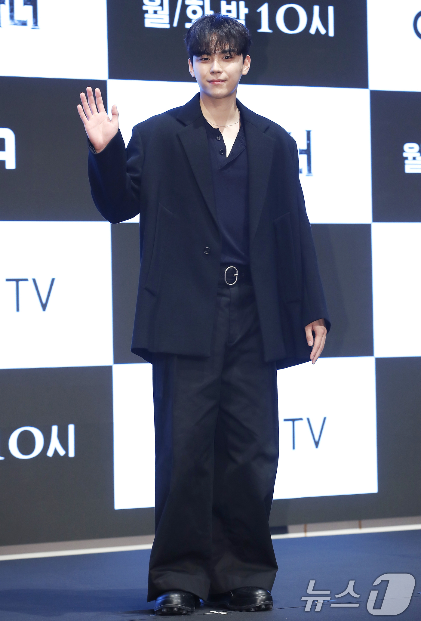 (서울=뉴스1) 권현진 기자 = 배우 김도훈이 12일 서울 구로구 더세인트에서 진행된 지니 TV 새 오리지널 드라마 '유어 아너' 제작발표회에서 포즈를 취하고 있다.'유어 아너'는 …