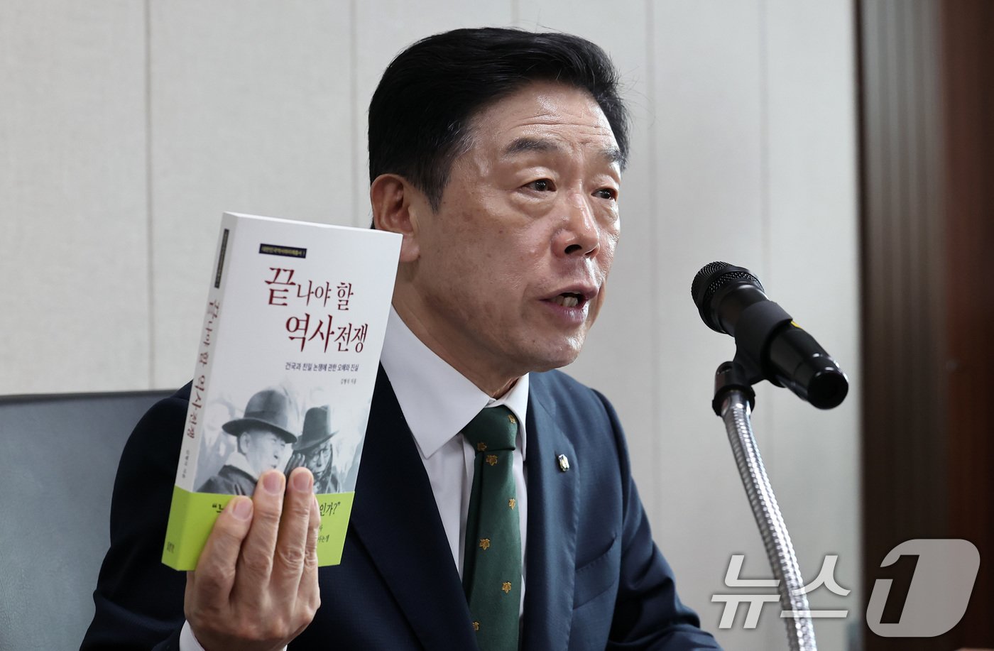 김형석 독립기념관장이 12일 서울 용산구 서울지방보훈청에서 열린 독립기념관 광복절 경축식 취소 및 뉴라이트 성향 관련 기자회견에서 발언하고 있다. 2024.8.12/뉴스1 ⓒ News1 김성진 기자