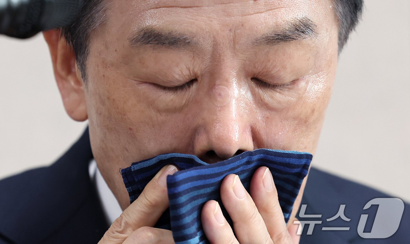 본문 이미지 - 김형석 독립기념관장이 12일 서울 용산구 서울지방보훈청에서 열린 독립기념관 광복절 경축식 취소 및 뉴라이트 성향 관련 기자회견에서 입을 닦고 있다. 2024.8.12/뉴스1 ⓒ News1 김성진 기자