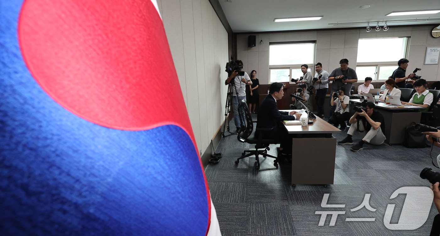 본문 이미지 - 김형석 독립기념관장이 12일 서울 용산구 서울지방보훈청에서 열린 독립기념관 광복절 경축식 취소 및 뉴라이트 성향 관련 기자회견에서 발언하고 있다. 2024.8.12/뉴스1 ⓒ News1 김성진 기자