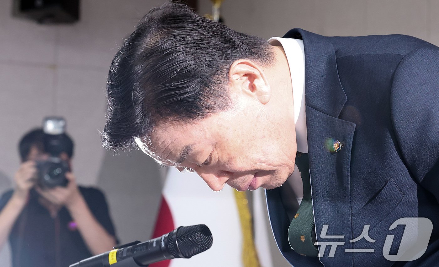 본문 이미지 - 김형석 독립기념관장이 12일 서울 용산구 서울지방보훈청에서 열린 독립기념관 광복절 경축식 취소 및 뉴라이트 성향 관련 기자회견에서 인사하고 있다.  2024.8.12/뉴스1 ⓒ News1 김성진 기자