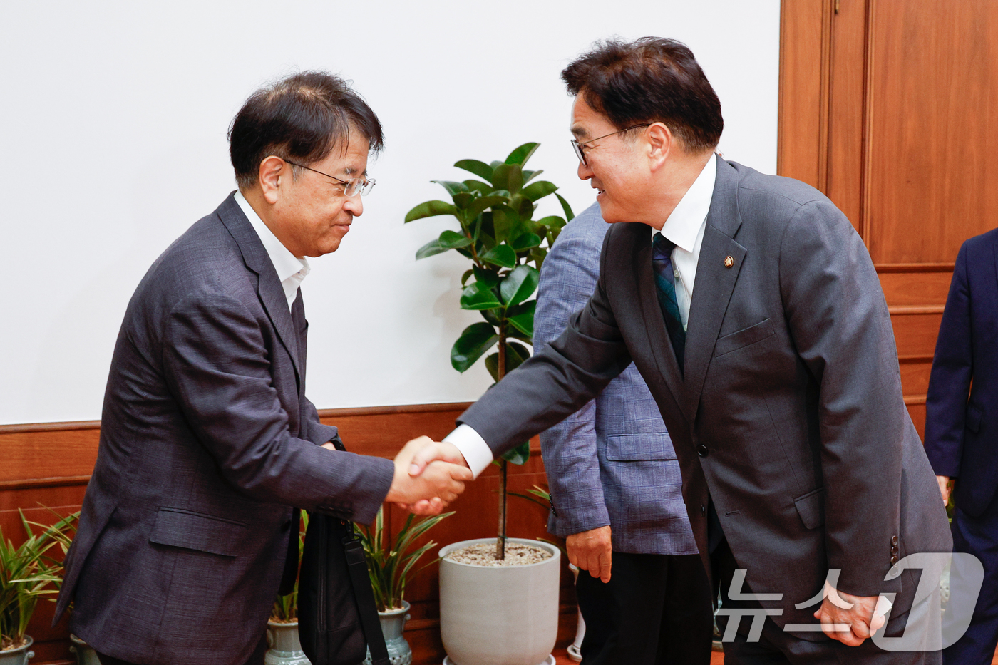 (서울=뉴스1) 안은나 기자 = 우원식 국회의장이 12일 서울 여의도 국회에서 남북관계 개선과 한반도 평화를 위한 시민사회 면담에 앞서 이승환 시민평화포럼 공동대표와 악수하고 있다 …