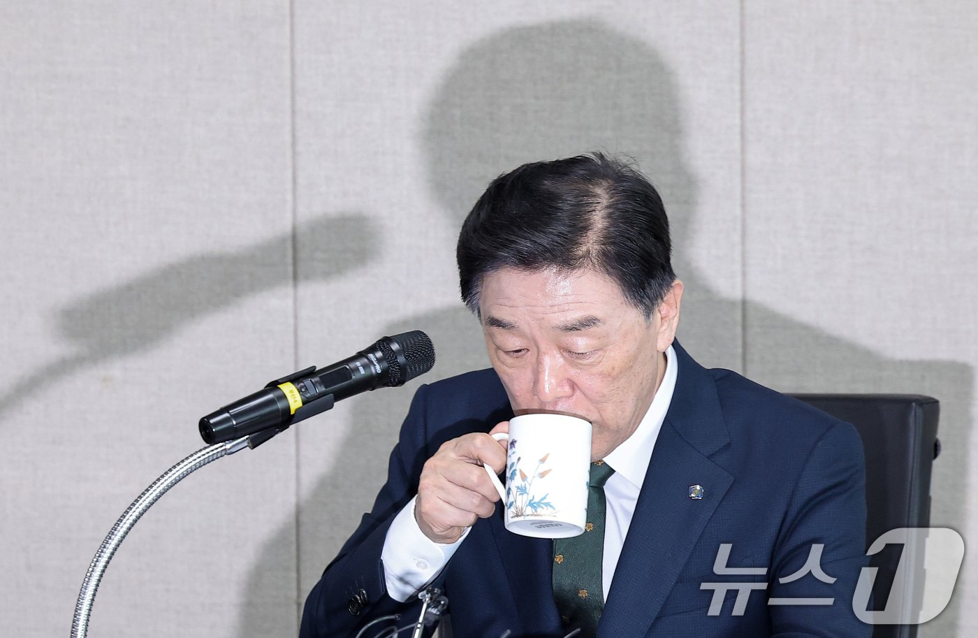 본문 이미지 - 김형석 독립기념관장이 12일 서울 용산구 서울지방보훈청에서 열린 독립기념관 광복절 경축식 취소 및 뉴라이트 성향 관련 기자회견에서 물을 마시고 있다.  2024.8.12/뉴스1 ⓒ News1 김성진 기자