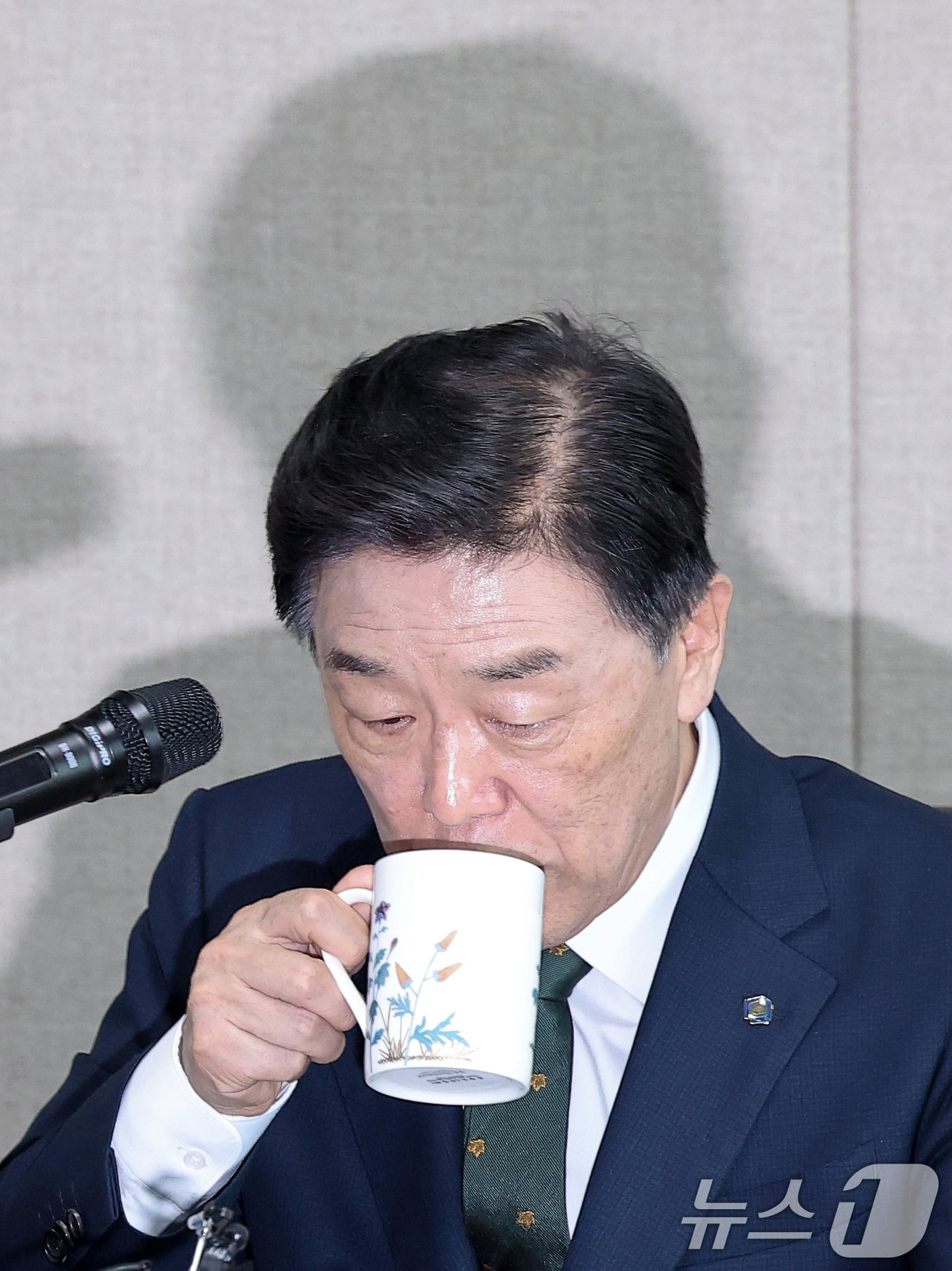 본문 이미지 - 김형석 독립기념관장이 12일 서울 용산구 서울지방보훈청에서 열린 독립기념관 광복절 경축식 취소 및 뉴라이트 성향 관련 기자회견에서 물을 마시고 있다.. 2024.8.12/뉴스1 ⓒ News1 김성진 기자