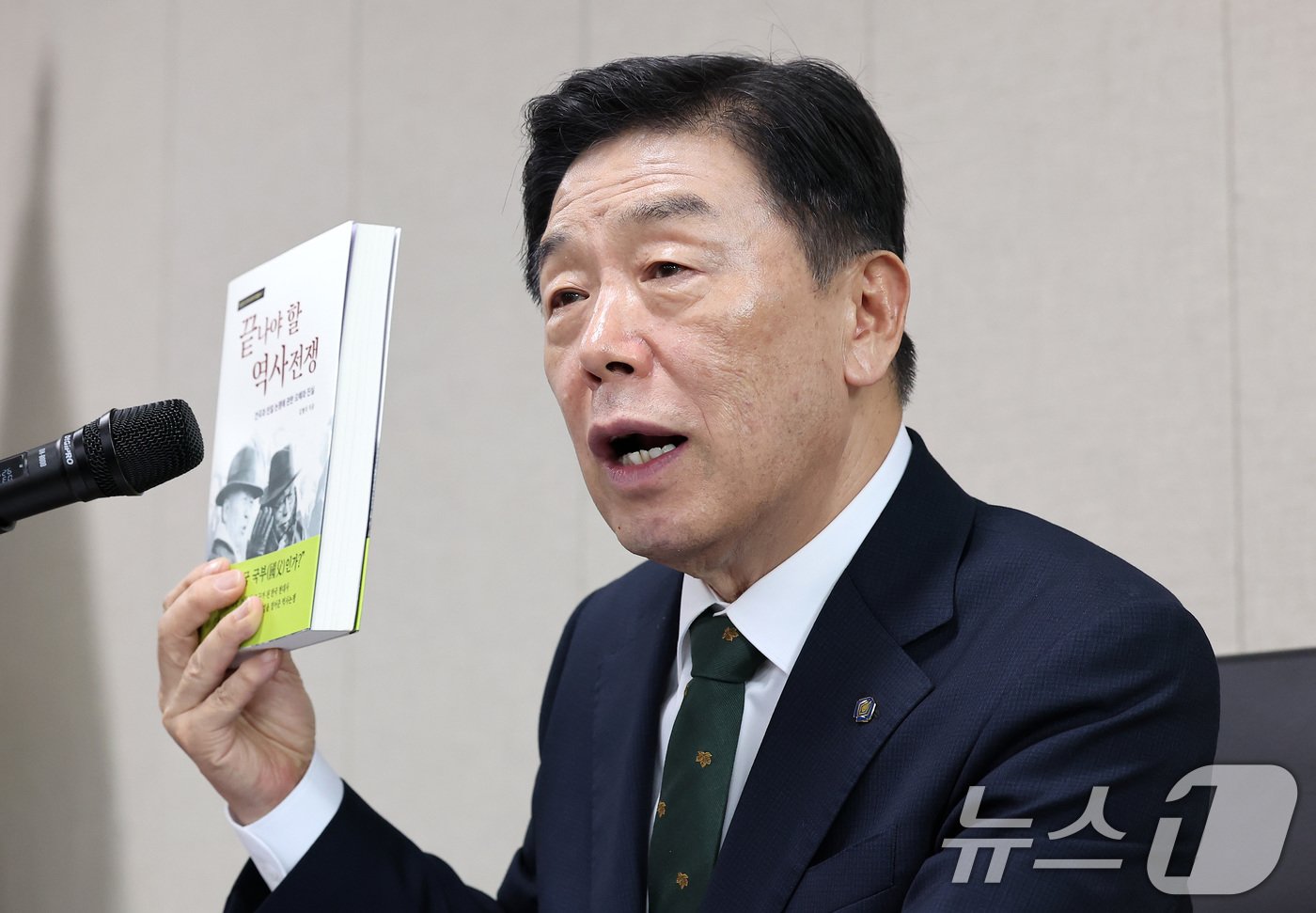 본문 이미지 - 김형석 독립기념관장이 12일 서울 용산구 서울지방보훈청에서 열린 독립기념관 광복절 경축식 취소 및 뉴라이트 성향 관련 기자회견에서 발언하고 있다. 2024.8.12/뉴스1 ⓒ News1 김성진 기자