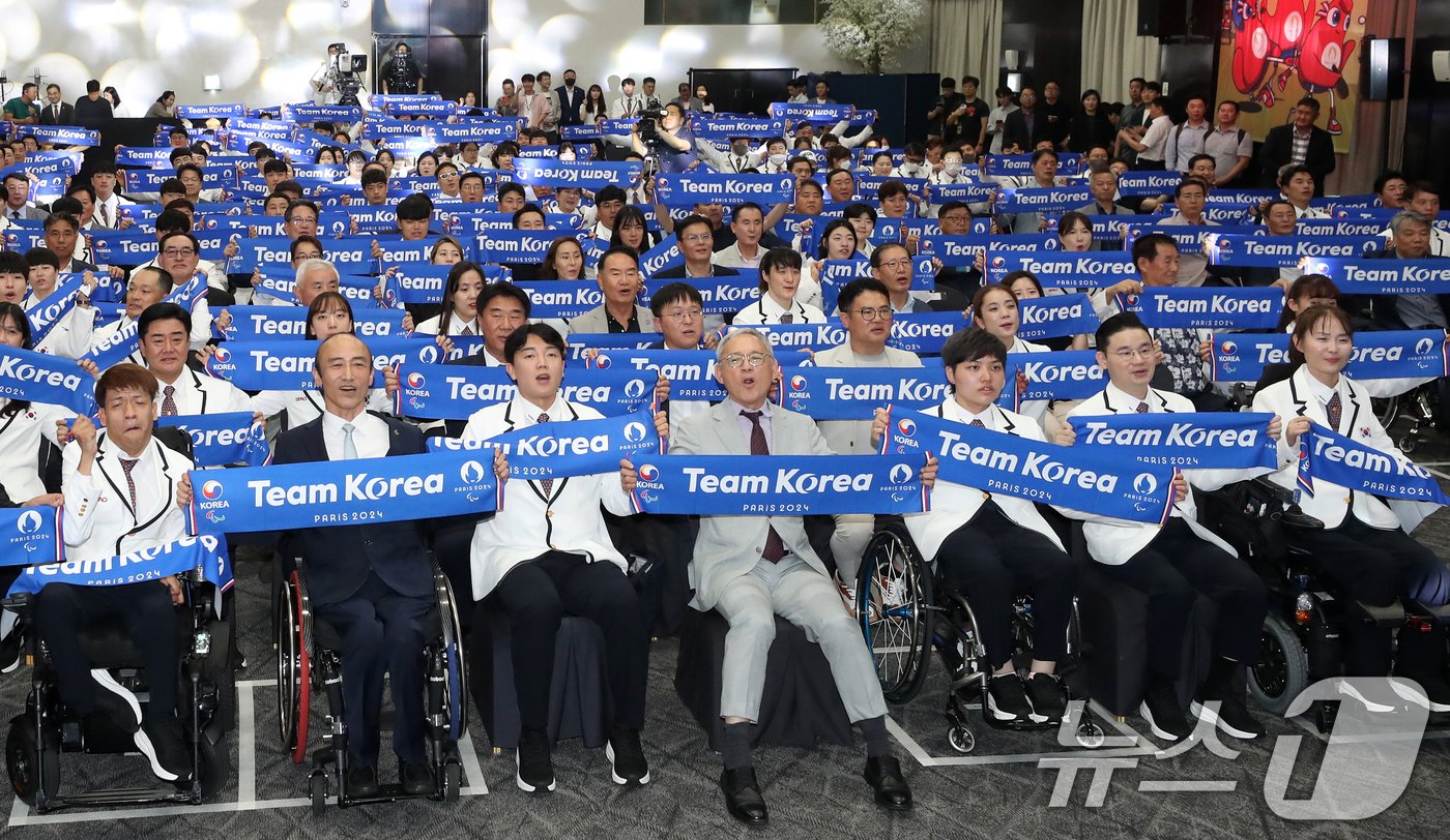 유인촌 문화체육관광부 장관이 12일 오후 서울 송파구 올림픽파크텔에서 열린 &#39;2024 파리 패럴림픽 대한민국 선수단 결단식&#39;에 참석해 선수단과 함께 선전을 기원하는 머플러 세리머니를 하고 있다. 오는 28일부터 내달 8일까지 열리는 파리 패럴림픽에는 182개국 선수단 4400여명&#40;22종목 549개 메달 이벤트&#41;이 참가하며, 한국은 17개 종목 선수단 177명&#40;선수 83명, 지도자·임원 94명&#41;을 파견한다. 2024.8.12/뉴스1 ⓒ News1 이승배 기자